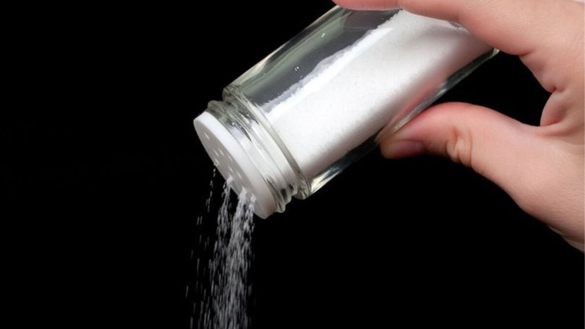 TUZ ARAŞTIRMASI NASIL YAPILDI?<br><br>Araştırmacıların erken ölümü 75 yaşından önce ölüm olarak tanımladıkları çalışmada, Birleşik Krallık'tan 501 bin 379 kişiden gelen veriler incelendi.<br><br>Ekip, katılımcılardan gelen anket yanıtlarını analiz ederken, kişilerin tuz kullanımını “aslanadiren, bazen, genellikle veya her zaman” olarak sınıflandırdı.<br><br>Çalışmada katılımcılar 9 yıl boyunca incelenirken, spor yapmaları, alkol veya sigara tüketimleri de göz önüne alındı.