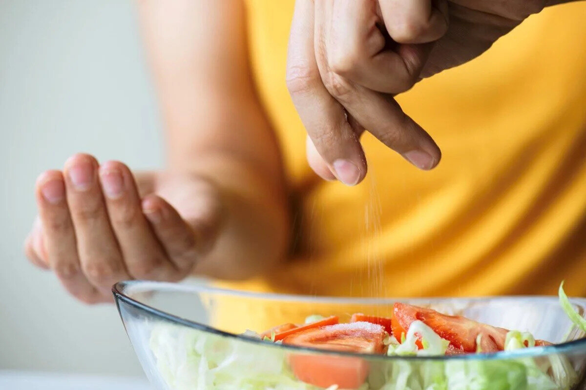 Hakemli Avrupa Kalp Dergisi'nde yayımlanan çalışmada, gıdalara tuz eklemenin yaşam beklentisinde azalma ile bağlantılı olduğu vurgulandı.<br>