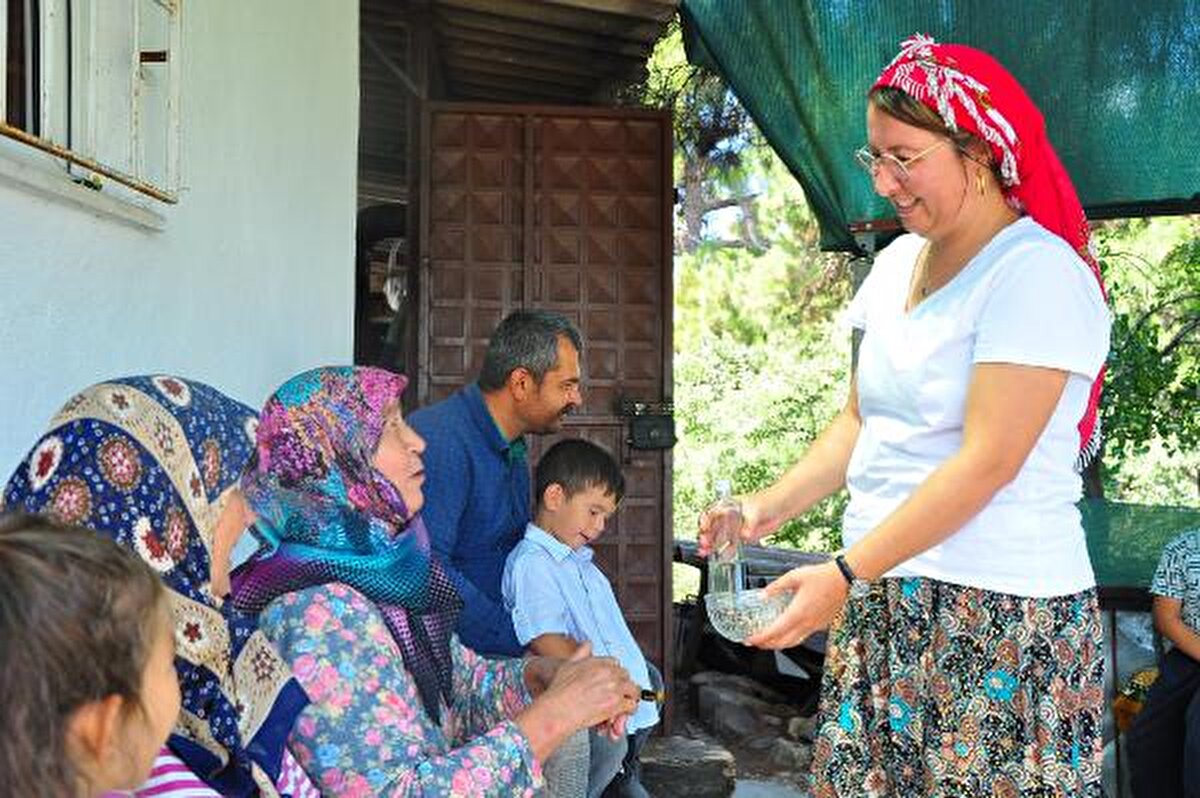 YUMURTA VE FESLEĞEN SATARAK OKUDU<br>Havva-Ramazan Çetinkaya çiftinin 4 çocuğundan 3'üncüsü Sultan Çetinkaya Tahtacı, ilkokul öğreniminin ardından, babasının izin vermemesi üzerine eğitim hayatı sona erdi.<br><br>İçindeki okuma sevgisi dinmeyen Tahtacı, babasından gizli okumaya karar verdi.