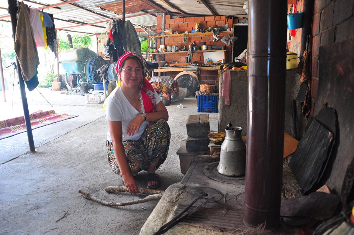 'HAYATIMDAKİ EN BÜYÜK BAŞARIM BABAMI ATLATMAK'<br>Yaşam hikayesini aktaran Sultan Çetinkaya Tahtacı, ilkokul öğreniminin ardından 17 yaşına kadar babasına yalvardığını belirterek, "11 yaşında ilkokulu bitirdim. 17 yaşına kadar babama beni okutması için yalvardım. Sadece babama değil büyük gördüğüm herkese yalvardım. Babam beni attığım her adımda engelledi. Hayatımdaki en büyük başarının babamı atlatmak olduğunu düşünüyorum" dedi.