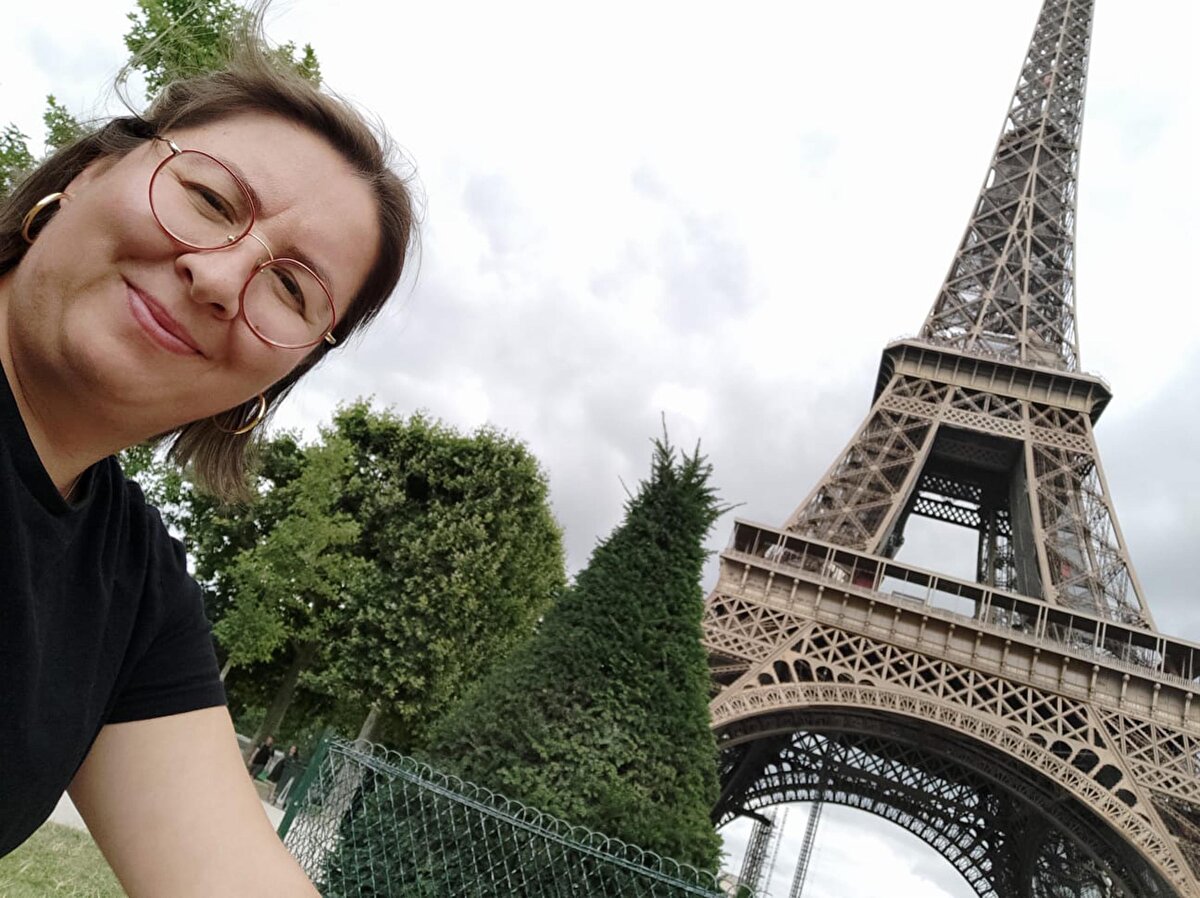 1 yıl okuduktan sonra ülkeye dönerek lisansını bitiren Tahtacı, daha sonra Fransız Edebiyatı yüksek lisansını tamamladı. Bir vakıf üniversitesinde okutman olarak göreve başlayan Tahtacı, doktora için Sorbonne Üniversitesi'nin Grand Ekolü olan EPHE'den kabul gördü.<br><br>