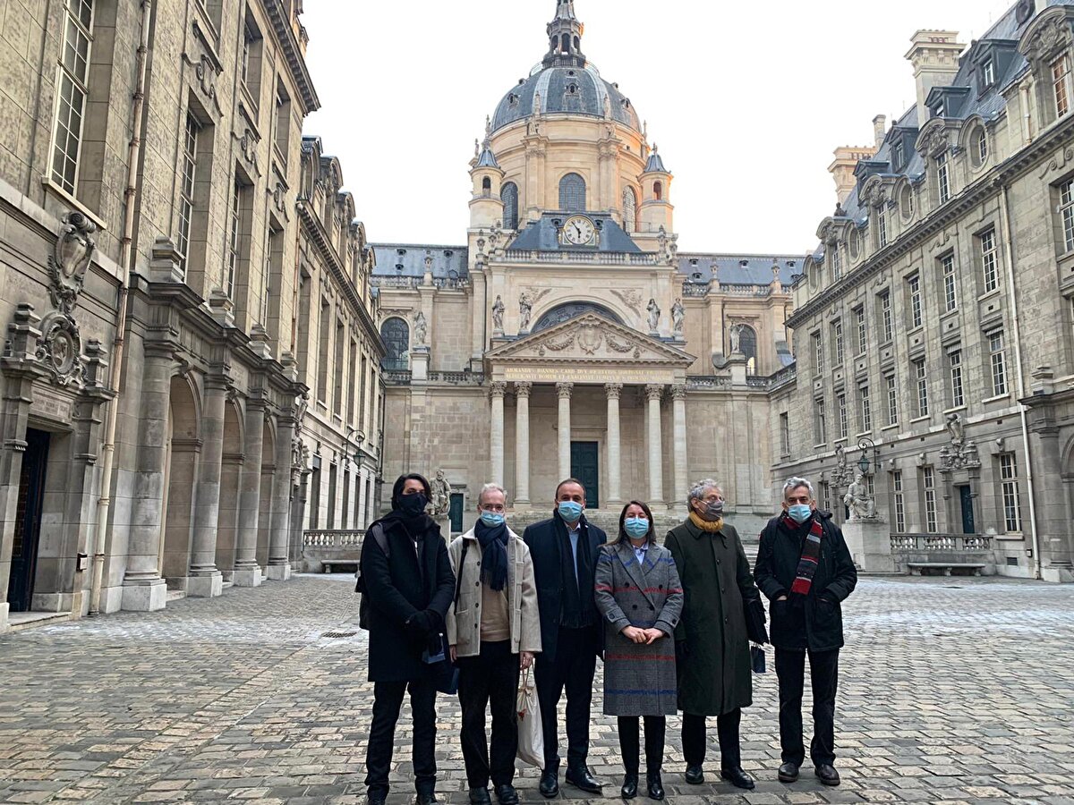 6 yılın ardından doktorasını tamamlayan Tahtacı, sınır ötesine taşıdığı başarısıyla, 'Kız çocukları okuyamaz' diyenlere ders verdi. Yaşadığı Paris'te evlendiği Ayhan Tahtacı ile hayatını kuran Sultan Çetinkaya Tahtacı, turistlere Eyfel Kulesi'nin rehberliğini yapıyor.<br><br>