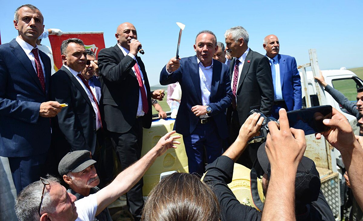 Bu yıl 21'incisi düzenlenen 'Göle Kültür ve Kaşar Festivali'ne Ardahan Valisi Hüseyin Öner, AK Parti Ardahan Milletvekili Orhan Atalay, Göle Belediye Başkanı İlhan Gültekin, Göle Kaymakamı Zafer Oktay, Ardahan Üniversitesi Rektörü Prof. Dr. Mehmet Biber, İl Jandarma Komutanı Albay Garip Gümüş, İstanbul Göle Federasyon Başkanı Eren Küpeli ve Ankara Göle Dernek Başkanı Hüseyin Kızılateş ile yüzlerce kişi katıldı. Festival, aşıkların söyleşisi ile başladı.