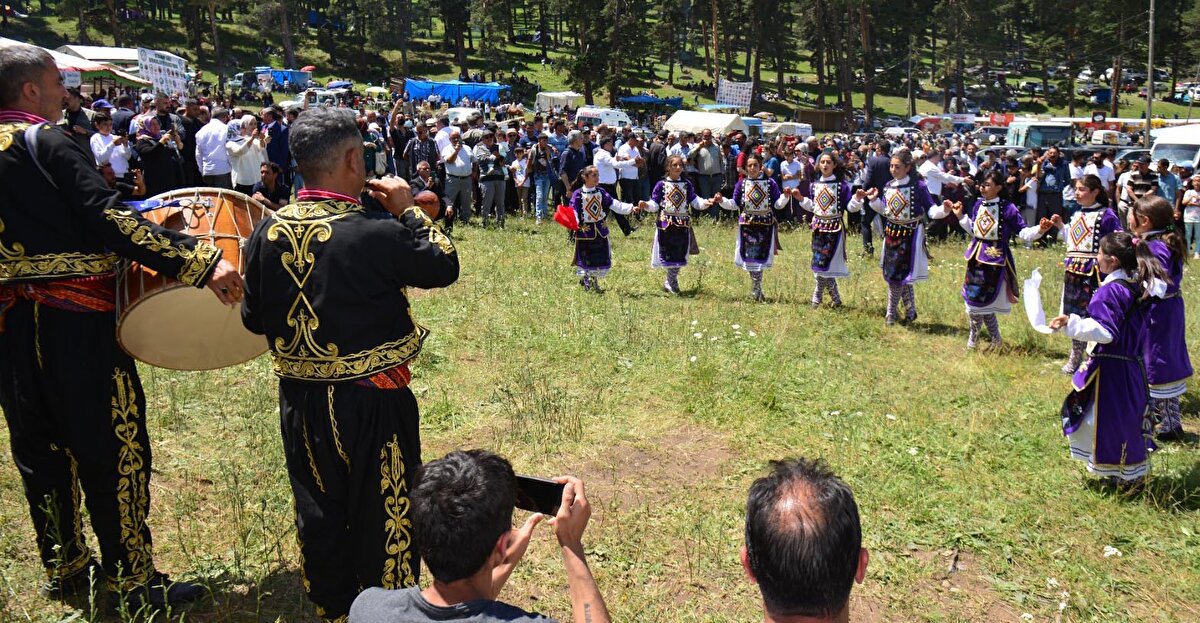Yaylada yapılan festivale, kamyon içinde 1 ton ağırlığındaki kaşar peyniri getirildi. Ustaların 3 günde hazırladığı kaşar peyniri, protokol tarafından kesilip, festivale katılanlara dağıtıldı. Dev kaşar peyniri, 1 saat içinde tüketildi.