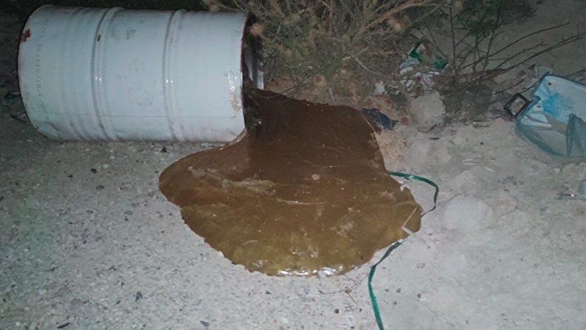 İŞLETME FAALİYETTEN MEN EDİLDİ<br>Akgün, atıklarda sülfürik asit ile karışık atık yağların tespit edildiğini belirterek, "Çevremizi, toprağımızı, suyumuzu ve havamızı kirletenlere hiçbir şekilde müsamaha göstermeyeceğiz. Bu anlamda atıkları döken 2 kişiye 11'er milyon lira ve işletmeye de 16,5 milyon lira idari para cezası uyguladık. Aynı zamanda bu şahıslar ve işletme hakkında çevrenin kasten kirletilmesi suçundan cumhuriyet savcılığına suç duyurusunda bulunduk. Aynı zamanda işletmeyi de faaliyetten men ettik. diye konuştu.