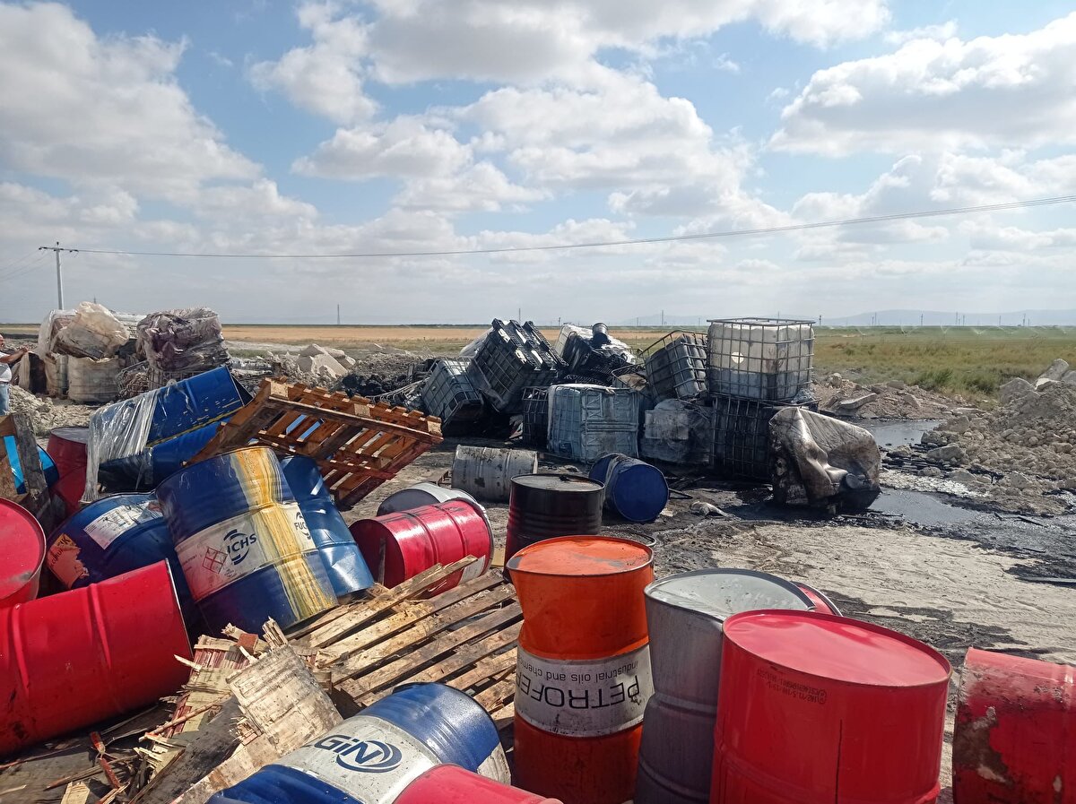 Çevresel Etki Değerlendirmesi (ÇED) İzleme ve Çevre Denetimi Dairesi Başkanı Barış Akgün, merkez Selçuklu ilçesi Kayacık Mahallesi Aliye İzzetbegoviç Caddesi ve merkez Karatay ilçesi Tatlıcak Mahallesi'nde atıkların döküldüğü alanlarda incelemelerde bulundu.<br><br>