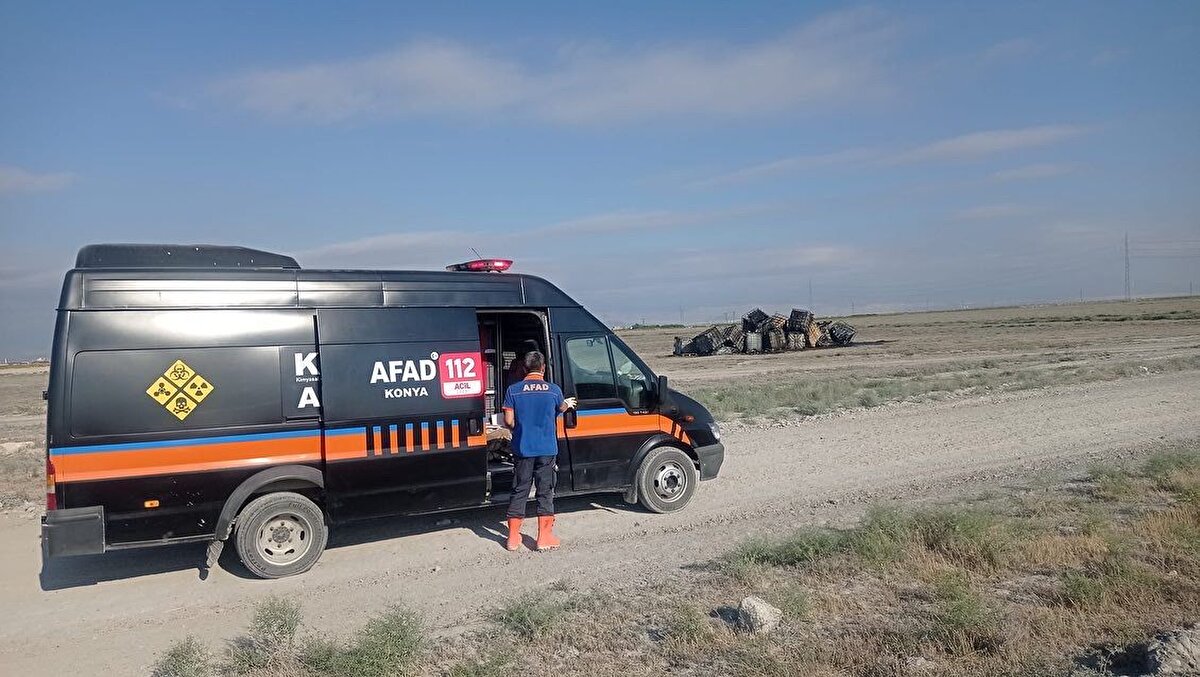 Aynı kişilerin Karatay ilçesinde de atık döktüklerini anımsatan Akgün, atıkları kaldırdıklarını ve temizleme çalışmalarının sürdüğünü vurguladı.<br><br>Akgün, çevrenin etkin şekilde korunması için denetimlere kararlılıkla devam edeceklerini sözlerine ekledi.<br>Konya'da Kayacık Mahallesi Aliye İzzetbegoviç Caddesi ve merkez Karatay ilçesi Tatlıcak Mahallesi'nde dün boş tarlaya bırakılan varillerden sızan atıklar nedeniyle 60 küçükbaş hayvan yaralanmış, gözaltına alınan 3 şüpheli tutuklanmıştı.<br><br>