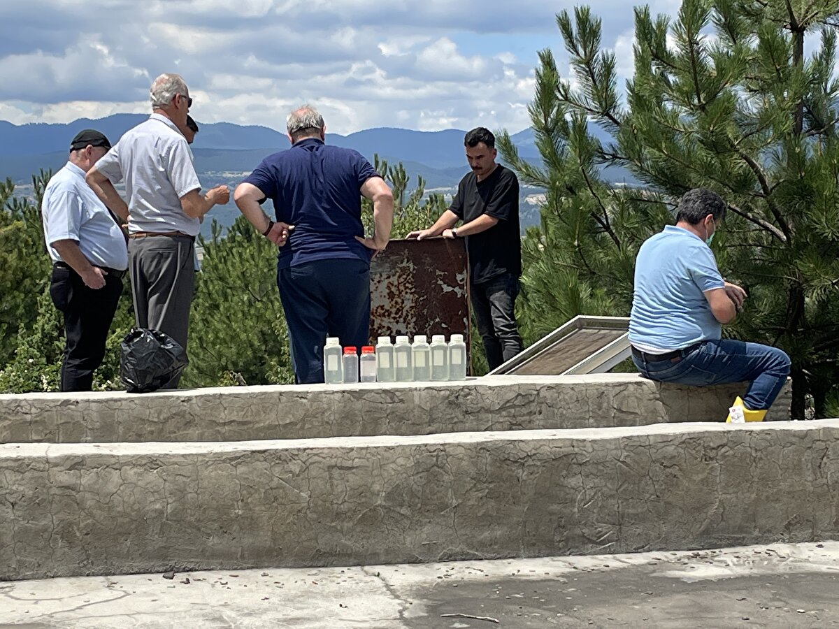 Çocukların tedavisinin devam ettiğini belirten Kılıç, "Su kaynaklı veya gıdadan olabilir, araştırma devam ediyor, daha netleşmedi. Ekiplerimizin çalışmaları devam ediyor. Depoda klor cihazı da vardı, klorlama da yapılıyordu ama bakıyoruz. Şu an net bir şey yok. Zaten sadece çocuklarda oldu." diye konuştu.<br>