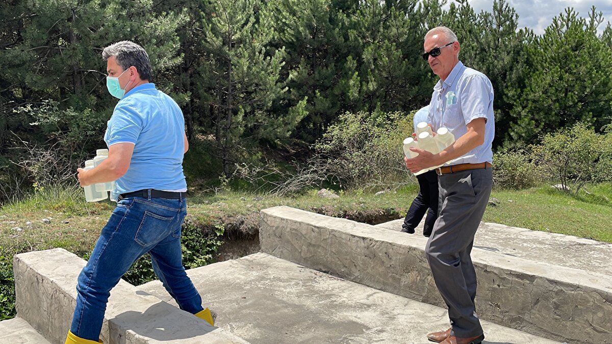 Vali Kılıç, hastaneye başvuran çocukların bir kısmının ise il dışına gönderildiğini kaydetti.<br><br>Hastanede 12 yaşındaki oğlunun tedavisi devam eden Sezgin Aydoğan, çocuğunun karın ağrısı, ishal ve halsizlik gibi şikayetleri olduğunu anlattı.