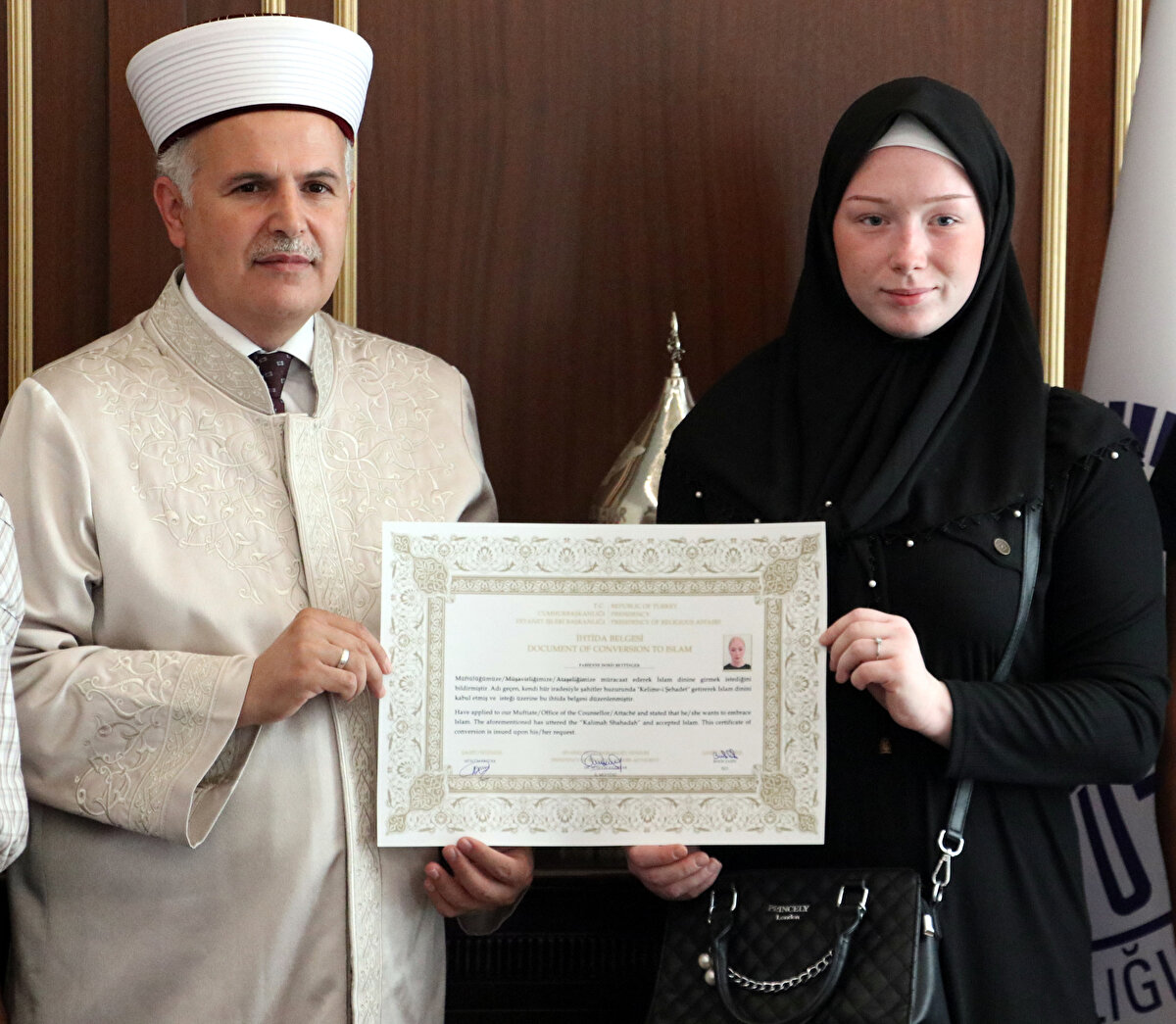 İl Müftüsü Hüseyin Hazırlar ise Bettirger'in kendi iradesiyle İslam'ı seçtiğini, kendisine İhtida Belgesi verdiklerini ve Kur'an-ı Kerim hediye ettiklerini belirterek, "İslam'ın nurunun, bütün güzelliğinin kalplere ne kadar güzel yansıdığını, İslamiyet'in insana ne kadar değer kattığını bugün bir kez daha görmüş olduk. Kardeşimiz kelimeişehadeti gözyaşları eşliğinde getirdi." ifadeleri kullandı.<br>