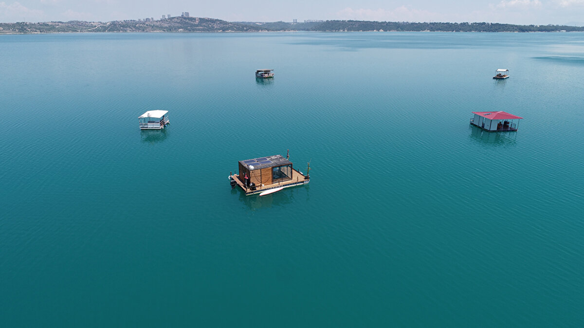 Yüzen barakaların izinsiz olduğunu açıklayan Devlet Su İşleri (DSİ) 6’ncı Bölge Müdürlüğü yetkilileri kaldırılması için girişimde bulundu.<br>