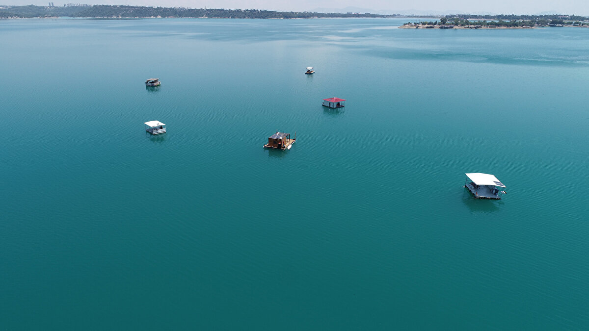 Barakaları kiralayanların, gölde doğum günü ve evlilik teklifi gibi etkinlikler gerçekleştirdiği de belirtildi.<br>