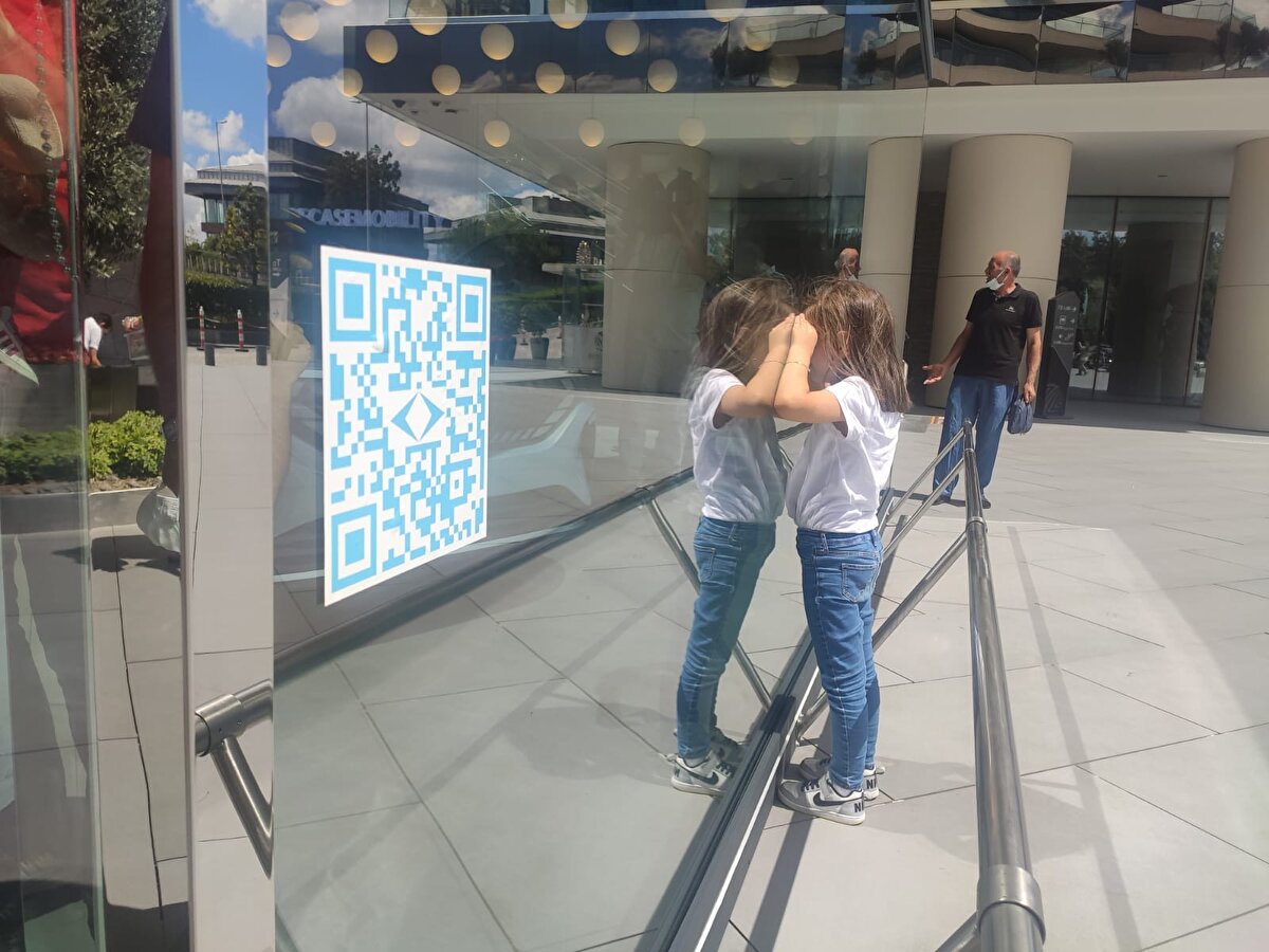 Cengiz Ertuğrul da, “Tasarım açısından, görsellik açısından size kattığı o derinlik hissi bambaşka bir şey. Muhteşem bir şey. Çok gurur verici, etkileyici bir tasarım. Yapanların emeğine sağlık. Yerli ve milli olması bambaşka bir şey. Tüylerimiz diken diken oluyor" ifadelerini kullandı.