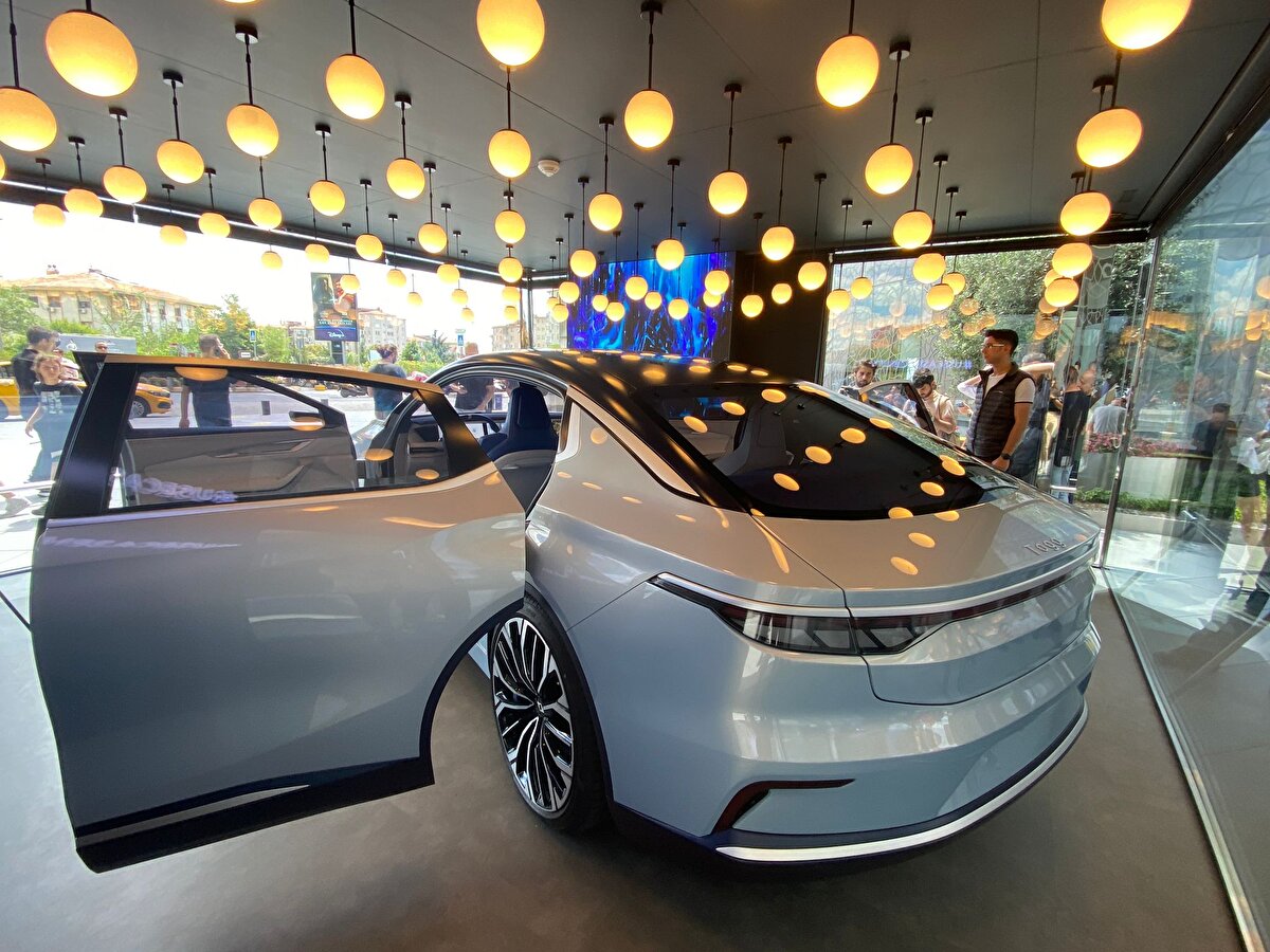 Sergilenen otomobili görmeye gelen Gökhan Güngör, "Araç güzel ve çok lüks. Umarım fiyatı da güzel olur. Elimden gelirse benim ilk tercih edeceğim araba olur. Çok güzel duruyor hem makam aracı gibi, hem SUV gibi. Birçok aranılan şey var. Çok elektronik olduğu için ne kadar arıza çıkartır onları düşünmek gerekiyor. Ama tercih edilir ve güzel" dedi.