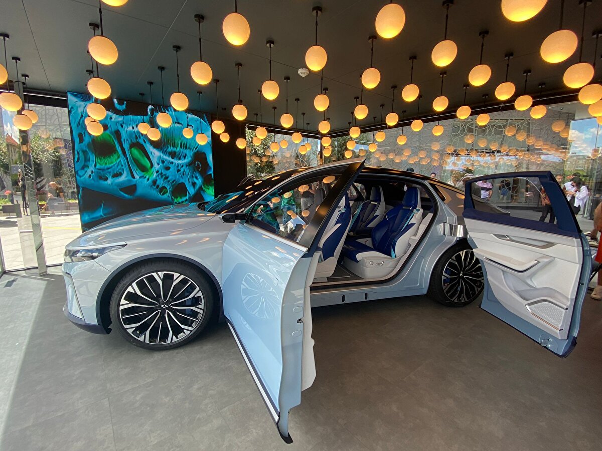 Türkiye'nin yerli ve milli otomobili Togg'un Konsept Akıllı Cihazı, Beşiktaş'taki alışveriş merkezinde sergilenmeye başladı. Üç ay boyunca ziyaretçiyle buluşacak otomobile, ilk günden vatandaşlar da yoğun ilgi gösterdi.