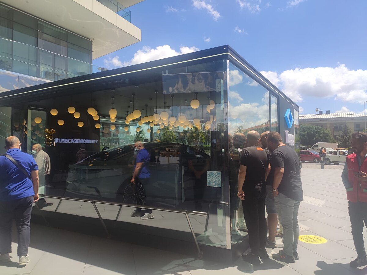 Almanya'dan Türkiye'ye gelen Hidayet Mümin de, "TOGG'u zaten Almanya'dan takip ediyoruz. Çok güzel, dışı ve dizaynı. Çok yakınına giremiyoruz, biraz daha sabırla beklememiz lazım. İnşallah yakında sürebiliriz" diye konuştu.