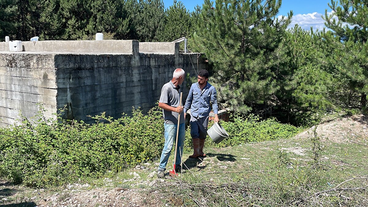 İNCELEMELER SÜRÜYOR<br><br>İl Halk Sağlığı Müdürlüğü ekipleri de çalışmalarına devam ediyor. Köyün içme suyu deposundan numuneler alındı. Örnekler Ankara'da Çevre ve Şehircilik Bakanlığı laboratuvarına gönderildi. Numunelerin incelemesi sürüyor.
