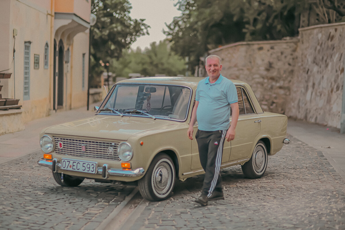 Geçmiş yıllarda rahmetli babasının Murat 124 alıp sattığını anlatan Yılmaz, çocukluğunun "Hacı Murat"larla geçtiği ifade etti.<br><br>Yılmaz, yaşadığı bu anılar dolayısıyla Murat 124'lerin kendisi için "babadan kalma sevda" olduğunu dile getirdi.