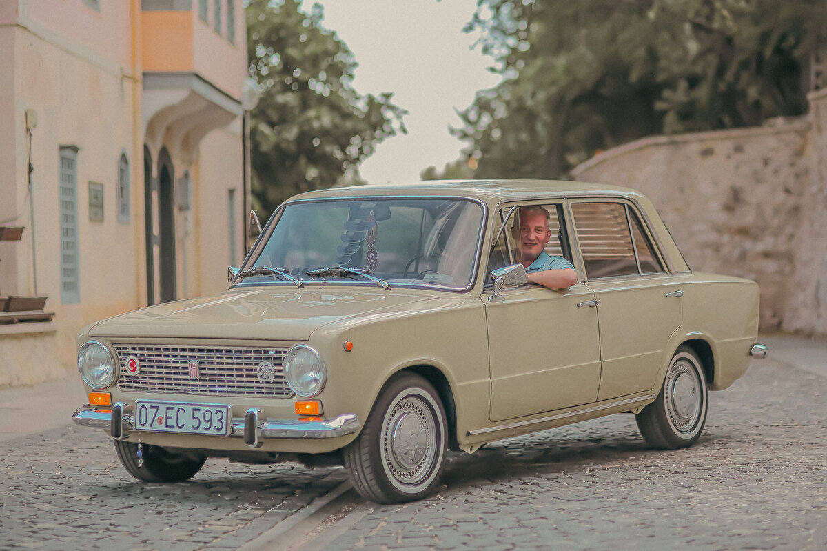 "BAZI ORİJİNAL PARÇALARI İTALYA'DAN GETİRTTİK"<br>'Hacı Murat'ının kendisinden 2 yaş küçük olduğunu söyleyen Ömer Faruk Yılmaz, <br><br>Otomobili 1,5 yıl önce yenilemeye başladığını belirten Yılmaz, "Konya ile Seydişehir arasında işin ehli ustalar olduğunu öğrendim. Aracı oraya götürerek 1,5 yıllık emeğin sonunda orijinal hale getirdik. Birçok yerden orijinal parçaları bularak araca taktık, bazı parçaları İtalya'dan getirtmek zorunda kaldık. 150 bin liraya yakın masraf ettim" dedi.