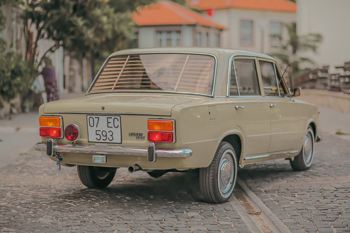 Akseki'de galericilik yapan Yılmaz da "babadan kalma sevda" olarak nitelendirdiği Murat 124'üne 2 yıl önce kavuştu. İlçeye 1976'da sıfır kilometre olarak getirilen otomobili ilk sahibinden satın alan Yılmaz, orijinaline uygun yenilediği aracına gözü gibi bakıyor.<br><br>