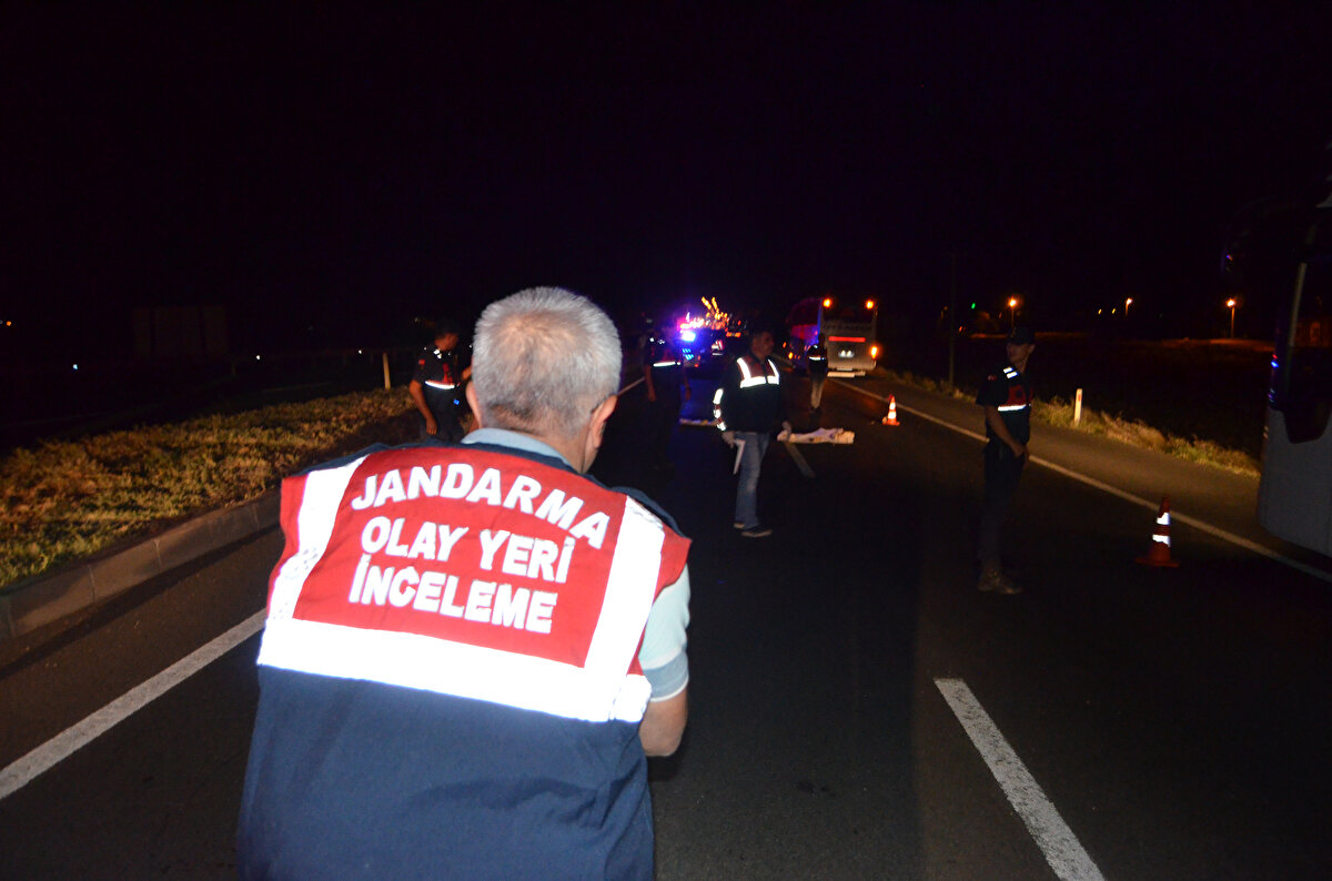 Kaza, saat 22.30 sıralarında Aksaray-Ankara kara yolunun 12'nci kilometresinde meydana geldi. Bayram tatili için Şanlıurfa'ya giden 7 kişilik Bucak ailesi Muhammed Metin Bucak (24) yönetimindeki 06 BHU 952 plakalı hafif ticari araçla Ankara'ya dönmek için yola çıktı.