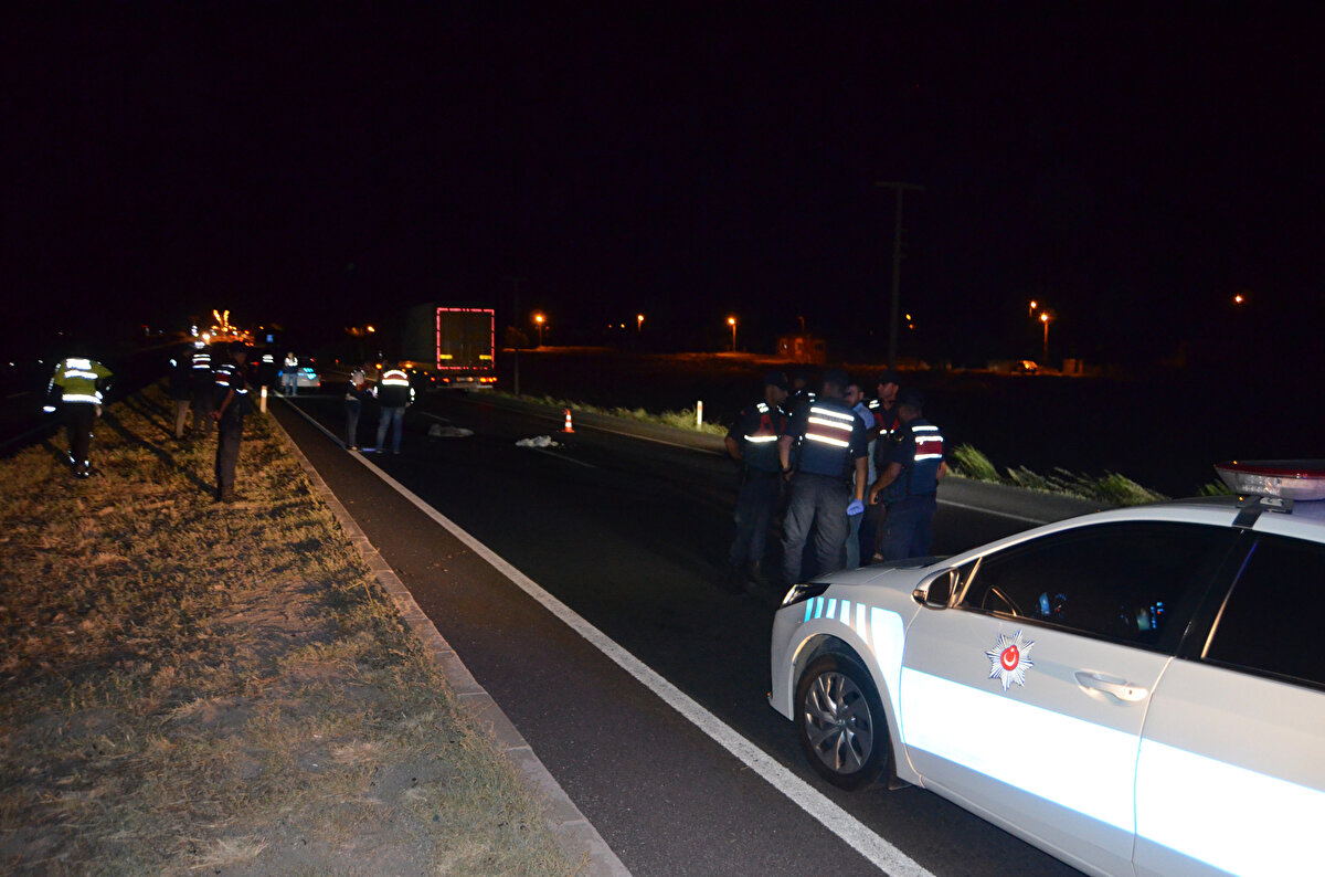 BAGAJ KAPAĞI AÇILIP YOLA DÜŞTÜ, CANSIZ BEDENİNE ULAŞILDI <br>Yaklaşık 2 kilometre gittikten sonra araçtakiler Muhammed Melih'in yerinde olmadığını fark etti. Bunun üzerine sürücü amca Muhammet Metin Bucak, araçla geri döndü. Bucak ailesi yolda yaptığı aramada başka araç veya araçların üzerinden geçmesi sonucu Muhammed Melih'in cansız bedenini buldu. Ardından jandarma ve polis ekipleri çağrıldı. Ekipler, Muhammed Melih'in üzerinden geçen araç veya araçların belirlenmesi için çalışma başlattı. 