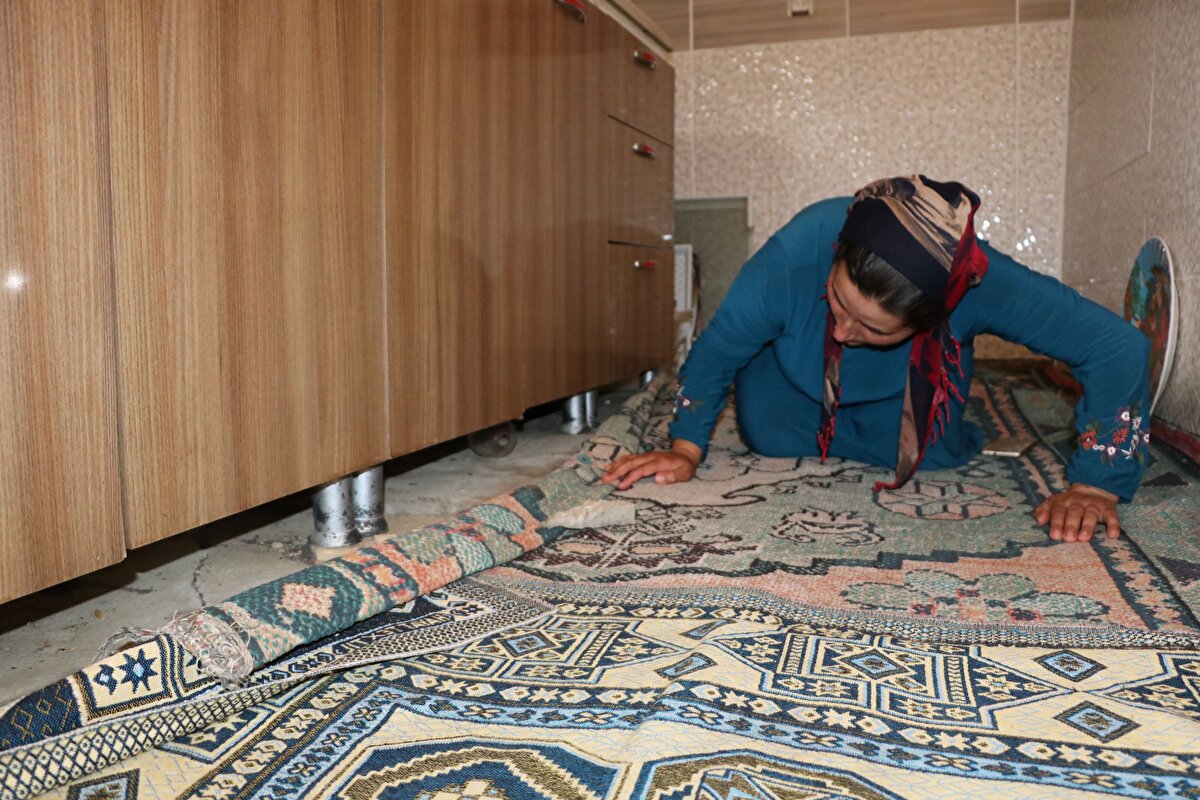 Hakkari'de toprak evde yaşayan 5 kişilik aile, havaların ısınması nedeniyle ortaya çıkan yılanlar nedeniyle korku dolu günler geçiriyor. Evin adeta her yerinden çıkan yılanlar çıktığını belirten Ayşe Oyman, "Komşularımın yardımıyla şu ana kadar evde 100'ün üzerinde yılan çıkarttık" ifadelerini kullandı.<br><br>