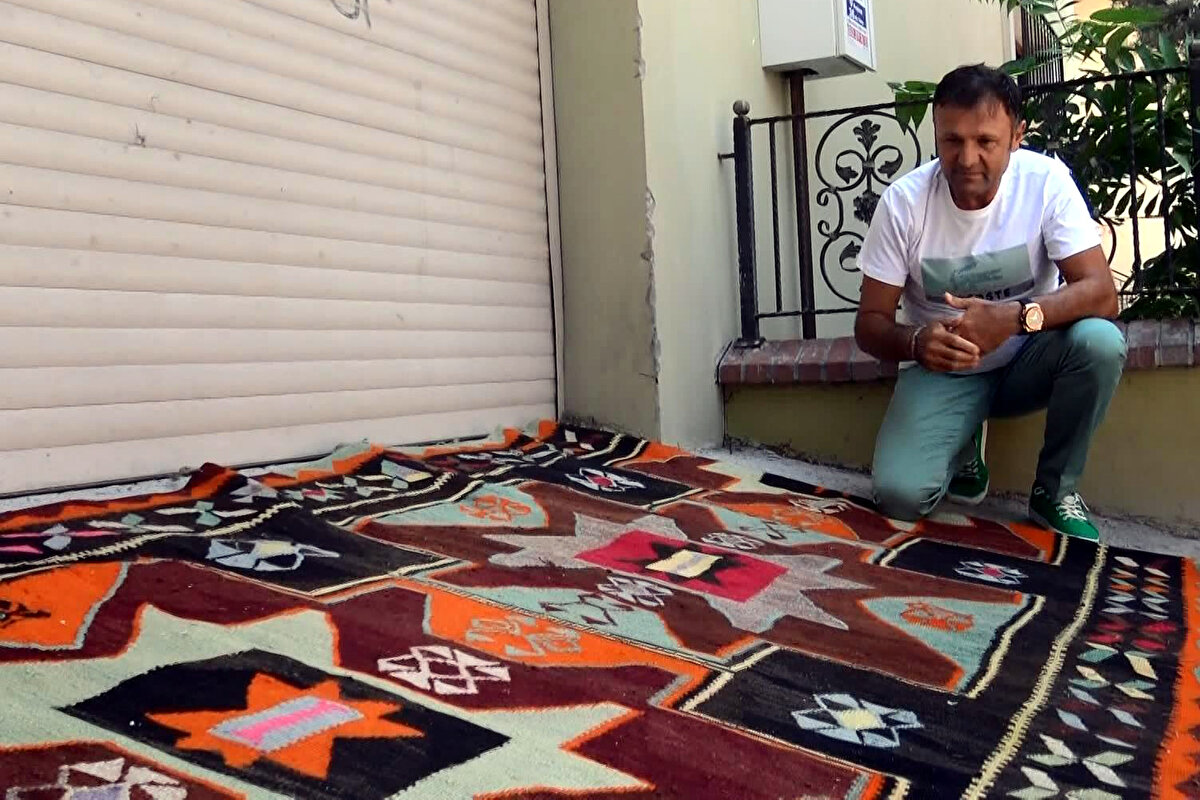 Dede, bir süre sonra dışarı çıktığında halının yerinde olmadığını gördü. Halıyı çevrede de göremeyen Ercan Dede, binanın önündeki güvenlik kamerası kayıtlarını inceledi. Rüzgarın uçurduğu halının bir süre yerde kaldığını, daha sonra motosikleti ile gelen bir kişi tarafından özenle katlanarak götürüldüğünü gördü. 