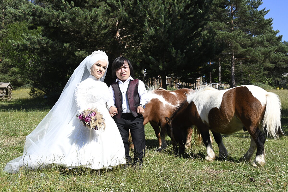 Gümüşhane Kent Ormanı'nda düğün fotoğraflarını çektiren çift, daha sonra Halk Eğitim Merkezi salonunda yakınlarıyla doyasıyla eğlendi.