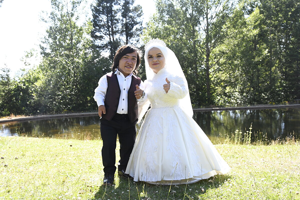 Nişanlanarak bir süre sonra evlenmeye karar veren Demirel ile Öztürk, 23 Temmuz'da Sivas'ta yapılacak nikah ve düğün öncesi Gümüşhane'de de düğün organize etti.