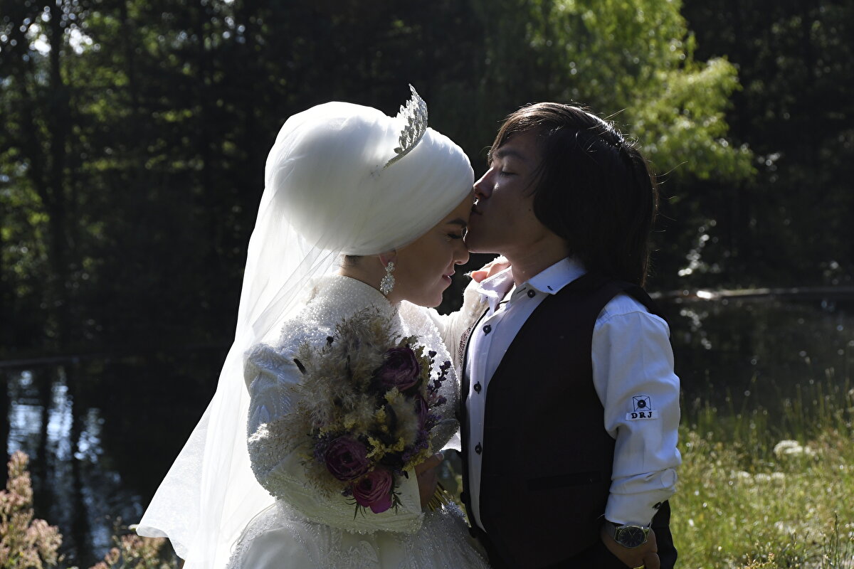 "Müstakbel eşimi zor ikna etmedim ama kolay da ikna etmedim diyebilirim. Ne zor oldu, ne kolay. Çok şükür önümüzde hiçbir problem yok. Ben kendi açımdan her zaman mutluyum. İyi ki de onu sevmişim, ömrümün sonuna kadar da seveceğim. Biz hala ilk günkü gibiyiz. Birbirimizi çok seviyoruz. Bir sanatçımızın şarkısında geçiyor, 'Devlerin aşkı büyük olur.' diye. Bence bu tabir tam bize göre. Memleketlerimiz uzak. Ben Sivaslıyım, o Gümüşhaneli olduğu için arada bayağı bir mesafe var ama aşkımız buna hiçbir zaman engel olmadı. Ben elimden geldiğince onun yanında olmaya çalıştım."<br>