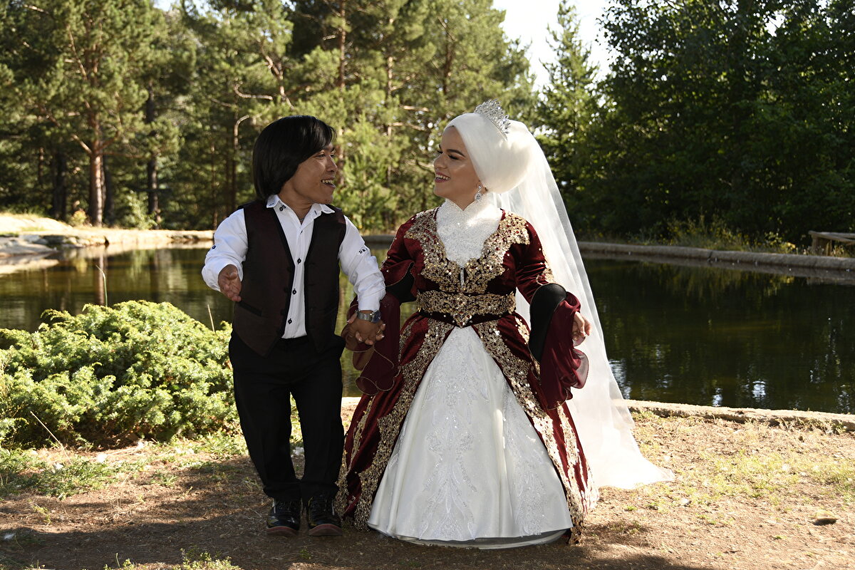 Emine Demirel ise Ahat'ı çok sevdiğini ifade ederek, "Biraz zorluklar çektik ama hiçbir zaman birbirimizden ayrılmadık. Ne o benden vazgeçti ne de ben ondan. Hiçbir zaman da vazgeçmeyeceğim. İlk tanışmamızda ben biraz tuhaf hissettim. Sonra alıştım ve şu an çok mutluyum. İyi ki hayatımda diyorum. Hala inanamıyorum. Ailem ilk başta uzak olduğu için karşı çıkmıştı. Ahat ile tanışınca şu an onu benden çok seviyorlar." diye konuştu.<br>