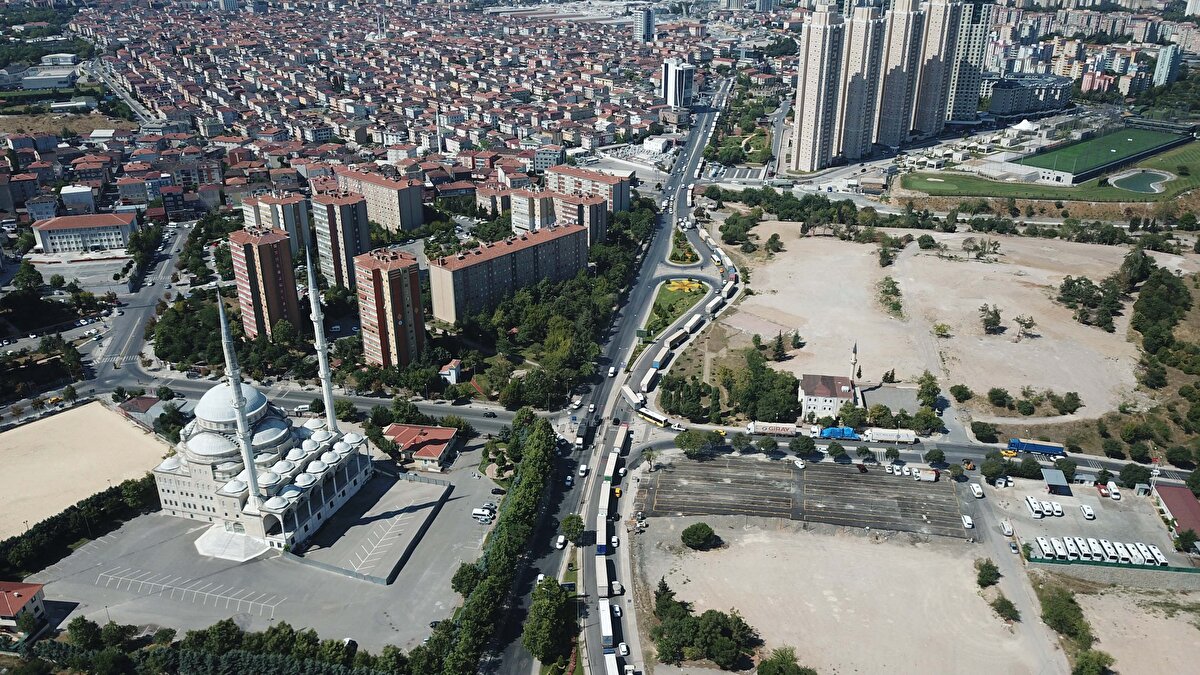 Çamlıca Gişelerinden itibaren başlayan yoğun TIR trafiği havadan görüntülendi.<br><br>