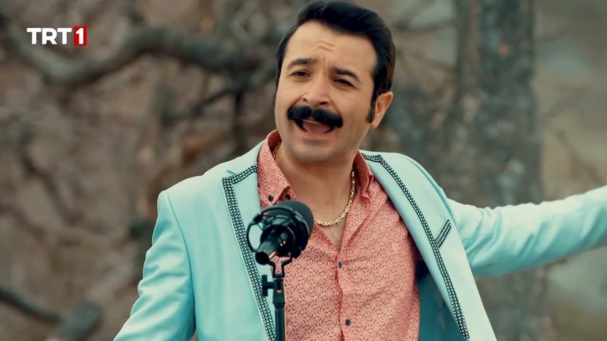 Gönül Dağı’yla büyük sükse yakalayan Eser Eyüboğlu, Ege’nin Hamsisi, Şevkat Yerimdar, Cingöz Recai, Oflu Hoca’nın Şifresi 2 ve Mandıra Filozofu gibi projelerde de kameralar karşısına geçmişti.<br><br>