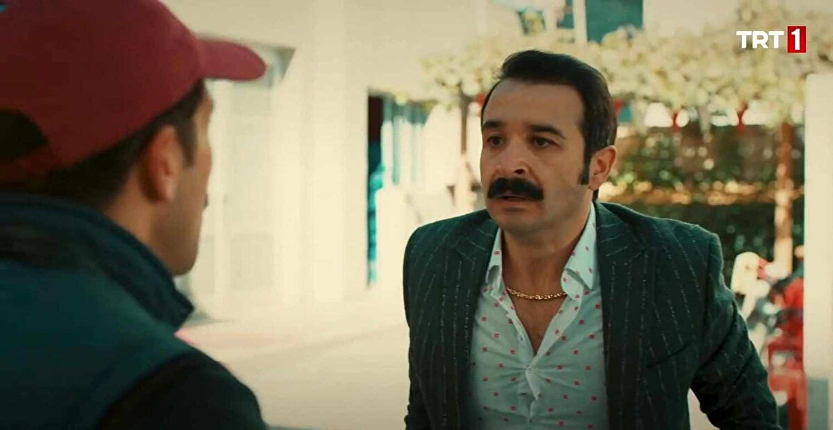 Tiyatro, sinema ve dizi oyuncusu, müzisyen, müzik yapımcısı. 1984, Bursa doğumlu. Bilkent Üniversitesi mezunu. Sektöre ilk girişi bir program ile olmuştur. Benzemez Kimse Sana” programına yarışmacı olarak katılmış ve başarılı performansı ile kendini göstermiştir. Doksanlar dizisindeki Necmettin karakteri de kariyerinin önemli işlerindendir. Oflu Hoca’nın Şifresi filmlerinin de Kadir’idir.<br><br>Eser Eyüboğlu aynı zamanda tiyatro sanatçısıdır. Birçok tiyatro oyununda rol almış ve müziklerini yapmıştır. Piyano, Yan Flüt, Bağlama, Mey, Akkardeon, Klarnet, Dilli Kaval çalıyor. Ayrıca Kick Box yapıyor.<br><br>Şimdiye dek birçok film ve dizide rol alan Eser Eyüboğlu, son yıllarda, 2018’de Ege’nin Hamsisi dizisinde Dursun Dursunoğlu karakterini canlandırdı, Şevkat Yerimdar isimli dizide Müfit karakterine hayat vermesi ile büyük beğeni topladı. 2020 yılında Gönül Dağı dizisi kadrosunda yer aldı. Yeni projelerde yer almayı sürdürmektedir.<br><br> <br><br>