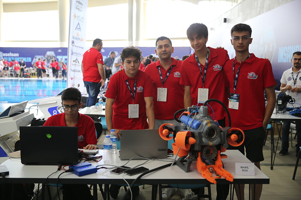 Çotanak Spor Kompleksi'nde organize edilen TEKONFEST kapsamında, TÜBİTAK katkılarıyla lise öğrencileri arasında "İklim Değişikliği Araştırma Projeleri Yarışması" ve "Kutup Araştırma Projeleri Yarışması" ile üniversite öğrencileri arasında "Araştırma Proje Yarışması", ASELSAN'ın katkılarıyla ise "İnsansız Su Altı Sistemleri Yarışması" yapılıyor.<br><br>Söz konusu yarışmalarda ilk üçe girecek öğrenciler Samsun'da 30 Ağustos- 4 Eylül 2022 tarihleri arasında TEKNOFEST 2022 kapsamında yapılacak sergiye katılacak ve bu sergilerin ardından gerçekleşecek törende ödüllerini alacak.