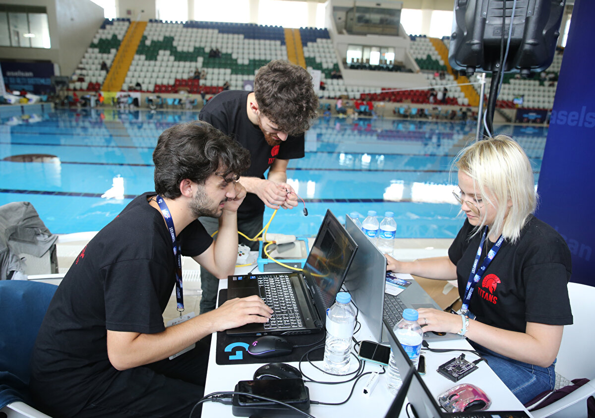 Kacır, bugünün Türkiye'sinin geliştirdiği milli teknoloji ürünleriyle dünyada kendinden söz ettiren, pek çok ülkenin gıpta ile bazen de kıskançlıkla takip ettiği bir ülke olduğunu vurgulayarak, "Bugünün Türkiye'si artık geliştirdiği milli savunma sanayi ürünleriyle dünyada savaş paradigmasını, savunma paradigmasını kökünden değiştirmiş bir ülke." dedi.<br><br>Daha yapacak çok iş olduğunu belirten Kacır, şöyle devam etti:<br><br>"Milli Teknoloji Hamlesi savunma sanayisinden ibaret değil. Milli Teknoloji Hamlesi, savunma sanayisinde elde ettiğimiz başarıları sanayinin ve teknolojinin tüm alanlarına hızla yaygınlaştırmamızla gerçekleşecek ve bu süreçte en büyük gücümüz, en büyük kuvvet çarpanımız buradaki gençlerimiz olacak. Gençlerimizin yaptığı işler, geliştirdiği projeler Türkiye'yi bugünkünden çok daha ileri noktalara, çok daha aydınlık geleceklere inşallah taşıyor olacak. İşte TEKNOFEST'i bu anlayışla 5 yıldır düzenliyoruz."