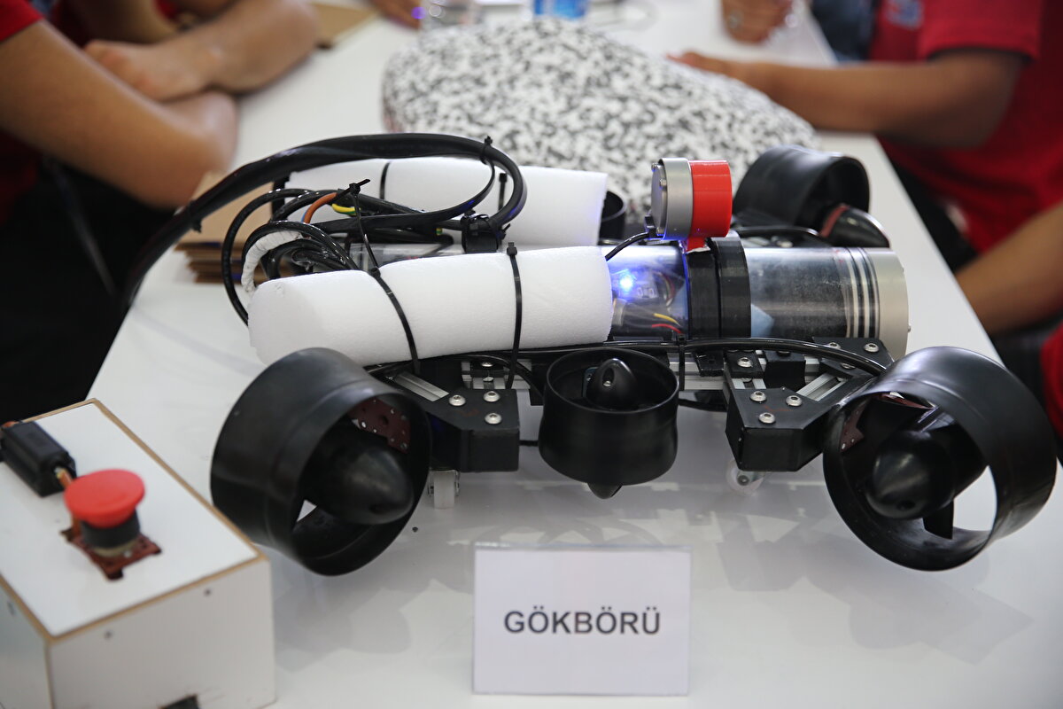 Giresun Belediye Başkanı Aytekin Şenlikoğlu da Giresun'un TEKNOFEST ile daha da güzelleştiğini dile getirerek, yarışmanın şehrin tanıtımına katkı yaptığını aktardı.<br><br>Teknoloji ve havacılığa ilgi duyan tüm Giresunlulardan TEKNOFEST'i ziyaret etmelerini isteyen Şenlikoğlu, "TEKNOFEST'in Anadolu'ya açılma kararı ne kadar çok değerli ve kıymetliyse Anadolu'yu ayağa kaldırmak, bununla ilerletmek son derece önemlidir. Sayın Cumhurbaşkanımız Recep Tayyip Erdoğan liderliğinde önce millet, önce memleket diyerek hep birlikte yola devam ediyoruz." diye konuştu.<br><br>Açılış programına AK Parti Giresun Milletvekilleri Cemal Öztürk ve Kadir Aydın, Giresun Üniversitesi Rektörü Prof. Dr. Yılmaz Can, DOKAP Bölge Kalkınma İdaresi Başkanı Hakan Gültekin, siyasi parti ve sivil toplum örgütü temsilcileri ile vatandaşlar katıldı.