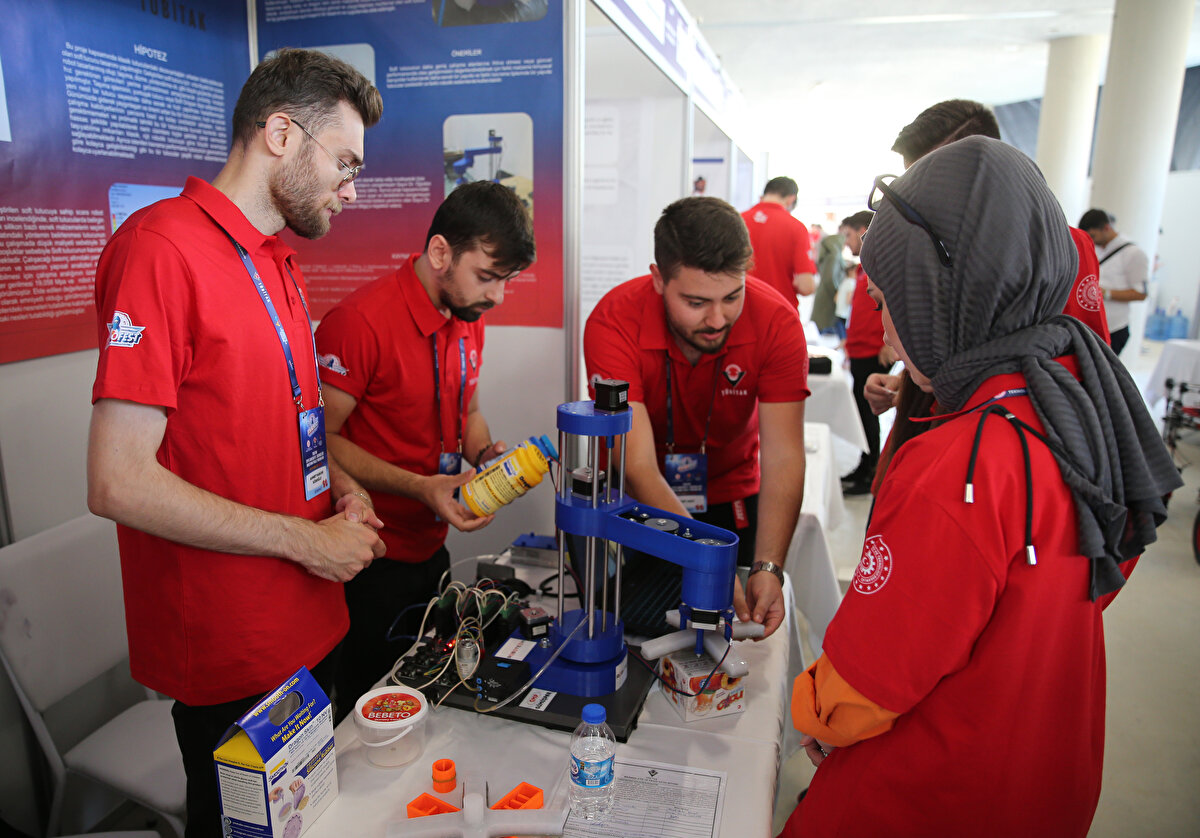 Açılış programına katılan Sanayi ve Teknoloji Bakan Yardımcısı ve TEKNOFEST İcra Kurulu Başkanı Mehmet Fatih Kacır, yaptığı konuşmada, bu yıl 5'incisi düzenlenen TEKNOFEST'i Karadeniz'e getirmekten büyük gurur ve memnuniyet duyduklarını söyledi.<br><br>Cumhurbaşkanı Recep Tayyip Erdoğan liderliğinde Türkiye'nin Milli Teknoloji Hamlesi yolculuğunda emin adımlarla ilerlediğini ifade eden Kacır, bugünün Türkiye'sinin yüksek teknolojinin tüketicisi, müşterisi olan bir Türkiye değil, kendi kabiliyetleriyle kendi imkanlarıyla teknolojiyi geliştiren ve dünyaya ihraç edebilen bir ülke olduğunu dile getirdi.