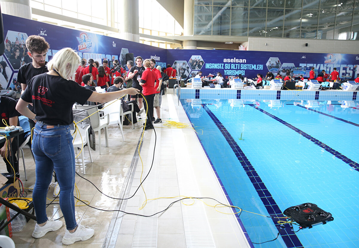 Kacır, Karadeniz'in doğal güzellikleriyle muhteşem şehirlere sahip bir bölge olduğuna işaret ederek, TEKNOFEST'i Samsun merkezli olarak Karadeniz'de düzenlediklerini ancak arzularının bu coşkunun tüm Karadeniz şehirlerine yayılması olduğunu kaydetti.<br><br>Giresun Valisi Enver Ünlü ise TEKNOFEST'in gençlerin çok sınırlı imkanlarla neler yapabileceğini göstereceği önemli ve ciddi bir platform olduğuna dikkati çekerek, "Teknoloji ve bilime yönelik toplumda farkındalık oluşturmayı, Türkiye'mizin bilim ve mühendislik alanlarında yetişmiş insan kaynağını artırmayı hedefleyen TEKNOFEST, gençlerimizin geleceğin teknolojileri üzerinde çalışmalarını desteklemek için roketlerden, otonom sürüş sistemlerine, insansız hava araçlarından su altı cihazlarına kadar teknolojinin pek çok alanında düzenlenen yarışmalarla gurur kaynağımız olmuş durumdadır." ifadelerini kullandı.