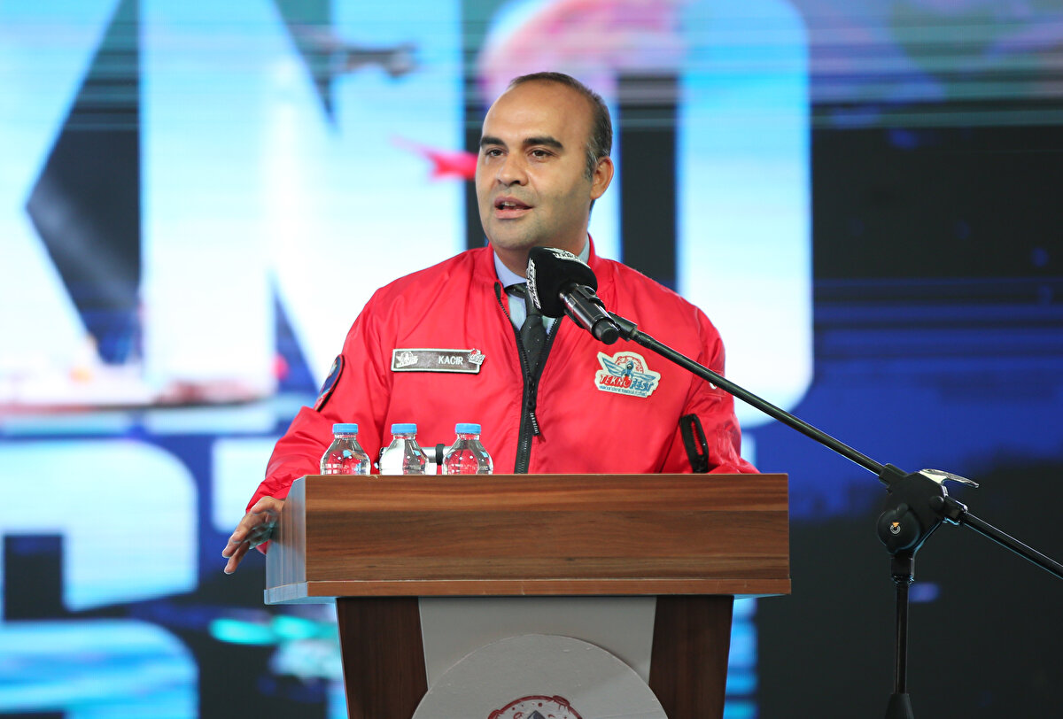 SOLOTÜRK gösteri uçuşu yaptı<br><br>Öte yandan TEKNOFEST kapsamında Türk Hava Kuvvetleri akrobasi timi SOLOTÜRK, Giresun semalarında gösteri uçuşu yaptı.<br><br>Botanik Park'ta toplanan vatandaşlar, SOLOTÜRK'ün gösterisini heyecanla takip etti.<br><br>Sahili dolduranlara güzel bir gün yaşatan SOLOTÜRK, 30 dakikalık gösteri uçuşunun ardından vatandaşları selamladı.<br><br>SOLOTÜRK'ü daha iyi izleyebilmek için bina, üst geçit, çatı katı ve Giresun Kalesi'ni tercih edenler ise alandaki coşkuya alkışlarla destek verdi.<br><br>Toplamda 270 projenin sahibi 551 öğrencinin katılacağı TEKNOFEST, 24 Temmuz Pazar günü sona erecek.