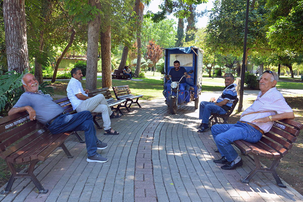 Sıcaktan bunalan Adanalılar ise parklara gidip aileleriyle ağaç gölgelerinde serinlemeye çalıştı. Bazı vatandaşlar ise başlarını suyun altında tutarak serinledi.