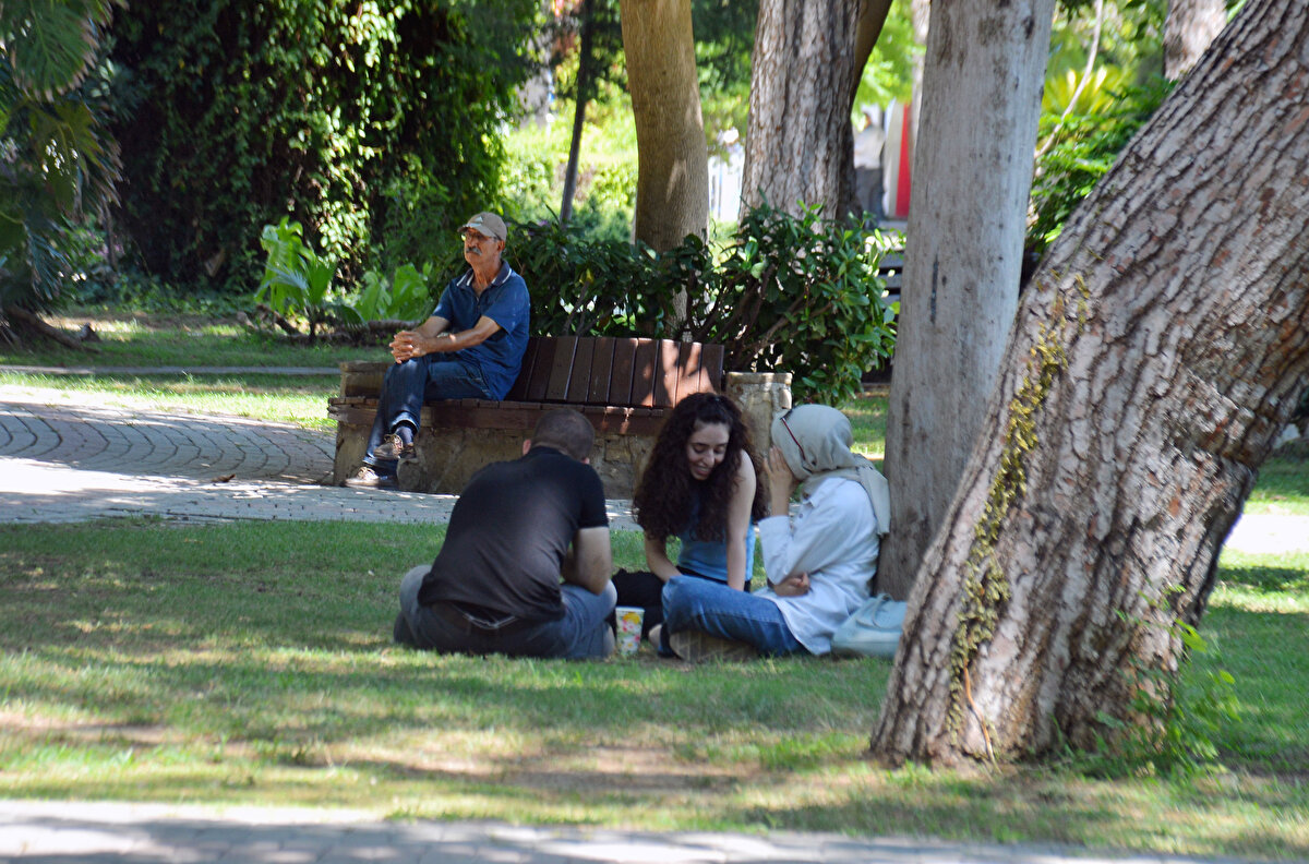 Arkadaşlarıyla parktaki banklarda oturup vakit geçirdiğini söyleyen emekli Mehmet Abdullah Öztürk (68), Adana'nın geçmişten bu yana sıcağıyla meşhur olduğunu belirtti. 20 yıl önce daha sıcak günlere şahitlik ettiğini kaydeden Öztürk, "O zamanlar yola yumurta kırsan pişiyordu. Tabi hala çok sıcak. Bizim gibi yaşlıların dikkat etmesi lazım çünkü beyin kanaması geçirebiliriz. Onun için ben her sabah 10.00'da Atatürk Parkı'na gelir, akşam da giderim. Park bizim yaylamız oldu" dedi.<br>