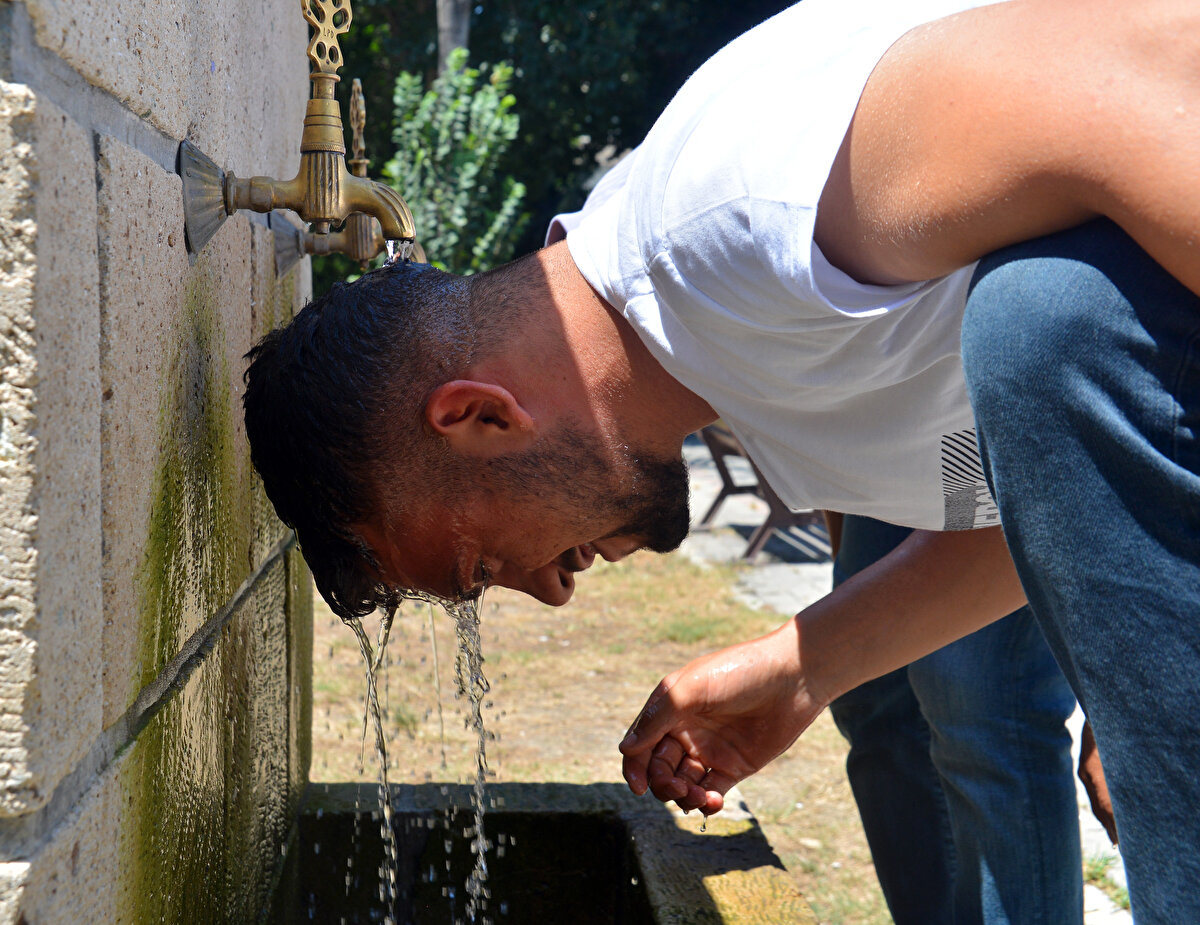 İran'dan Adana'ya 4 yıl önce geldiklerini dile getiren Katayoun Mirabi ise sıcaktan bunaldığını işi olmadıkça dışarı çıkmayı tercih etmediklerini söyledi.