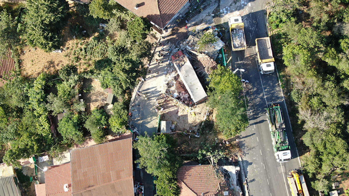 Yol kenarındaki araçlara çarpan kamyon bir gecekondunun çatısına sonra da Yörük ailesine ait gecekondunun üzerine düştü.<br><br>