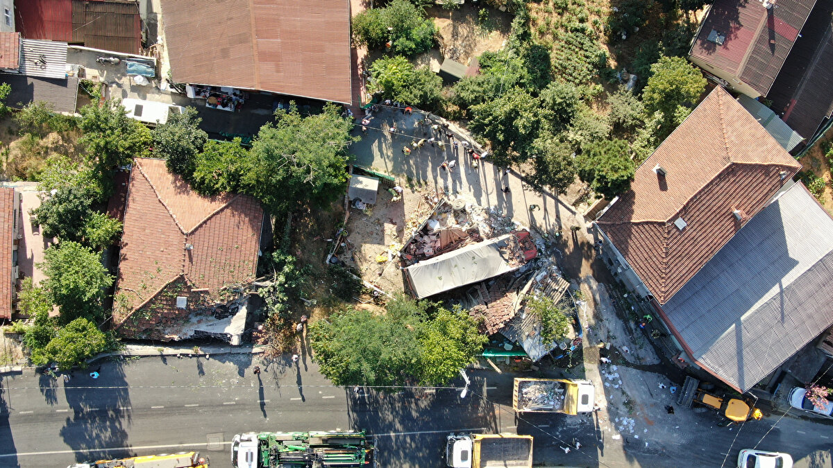 Evin büyük bölümü yıkıldı. Mahalleninin haber verdiği itfaiye ve sağlık ekipleri zamanla yarıştı.<br><br>