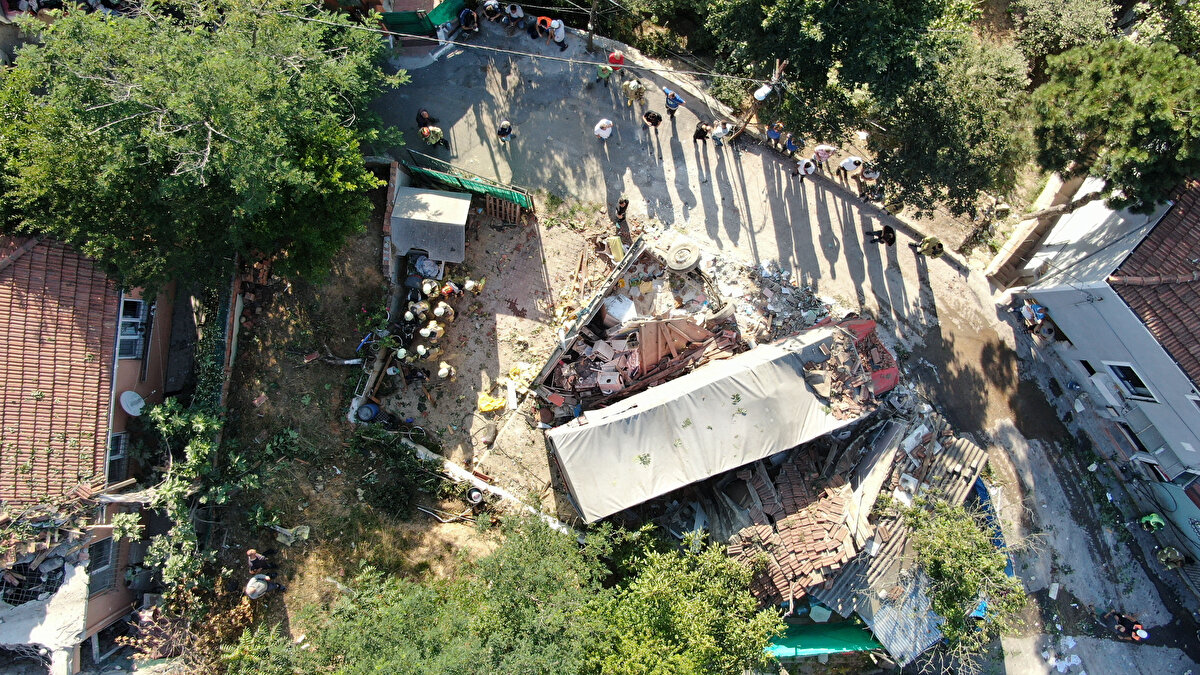 Aile sakinlerinden Kadir Yörük, Gülşah Yörük ve kızları Melek Naz Yörük ile Miray Yörük ve kamyon şoförü enkaz altından çıkarıldı.<br><br>