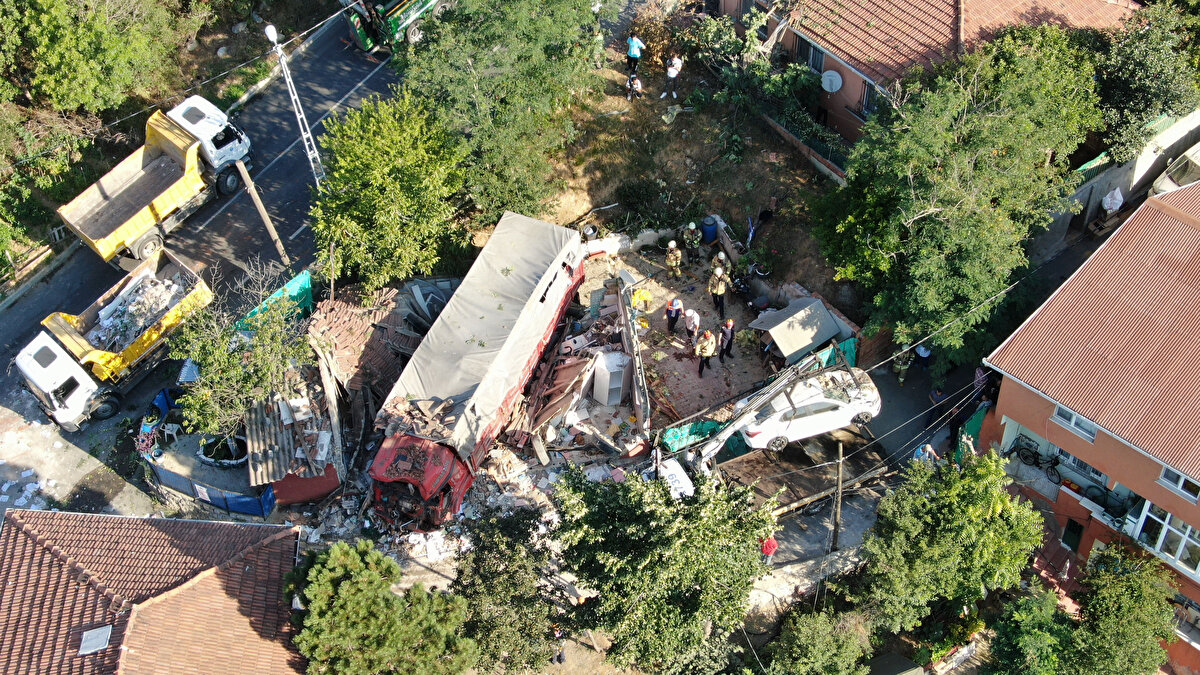 İstanbul Sarıyer'de yokuş aşağıya inerken kontrolden çıkan kamyon, bir gecekondunun üzerine uçtu.