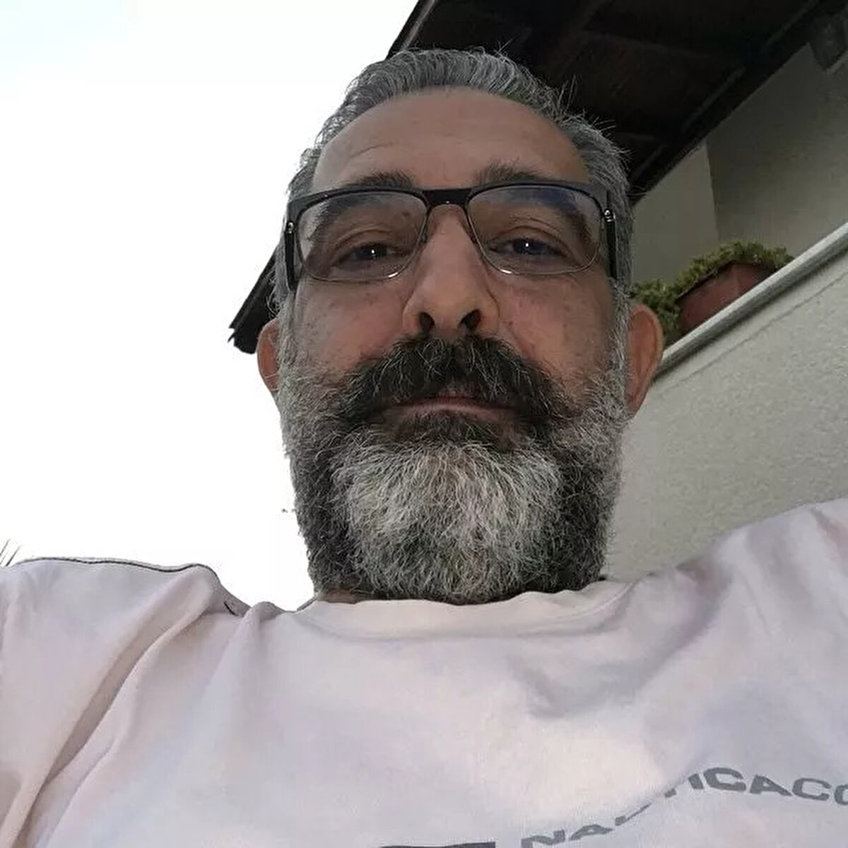 Bir mobilya şirketinin yöneticisi olan Kıral, kurdukları aile şirketinde amcası ile beraber çalışıyor.<br><br>