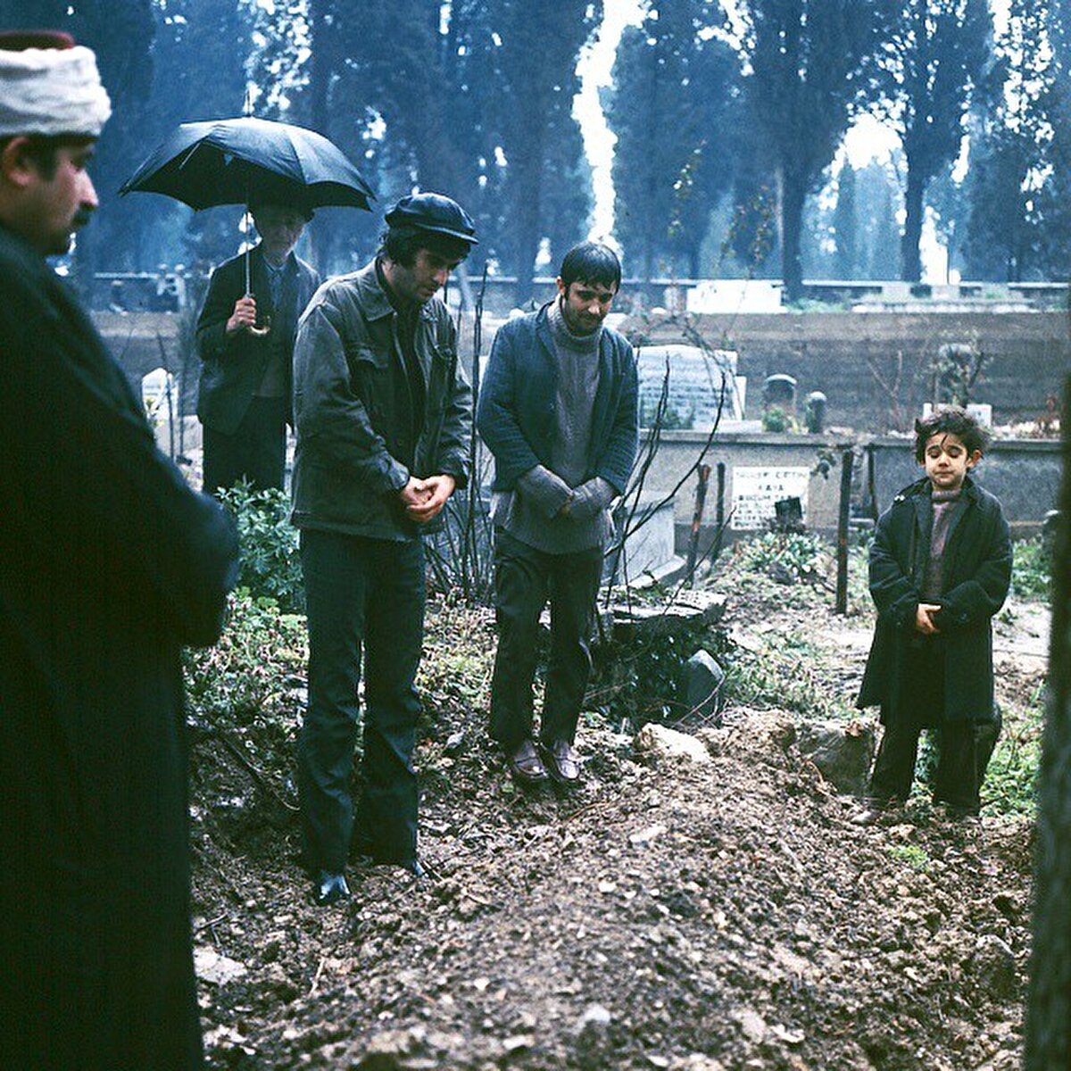 Canım Kardeşim filminin konusu<br><br>Küçük Kahraman, ağabeyi ve ağabeyinin sadık arkadaşı Halit'le birlikte yoksul ama neşeli bir hayat sürdürmektedir. İlerleyen zamanlarda evde gece çıkan bir yangın sonrası babaları dumandan zehirlenir ve hayatını kaybeder. Kahraman, abisi Murat'a kalır. Murat'ın arkadaşı Halit evden kovulur ve Murat'ın yanına yerleşir. Kahraman'ın tek hayali eve bir televizyon alınmasıdır. Abisine kalan Kahraman'ın okuldan sürekli öğretmeni abisini çağırır ve kardeşinin temizliğine dikkat etmesini söyler. Daha sonra Kahraman halsizleşir. Abisi ve arkadaşı doktora götürürler ve doktor kardeşinin kanser olduğunu söyler. Murat ve arkadaşı kanser hastası olan Kahraman'ın haberini alınca çok şaşırırlar ve üzülürler. 